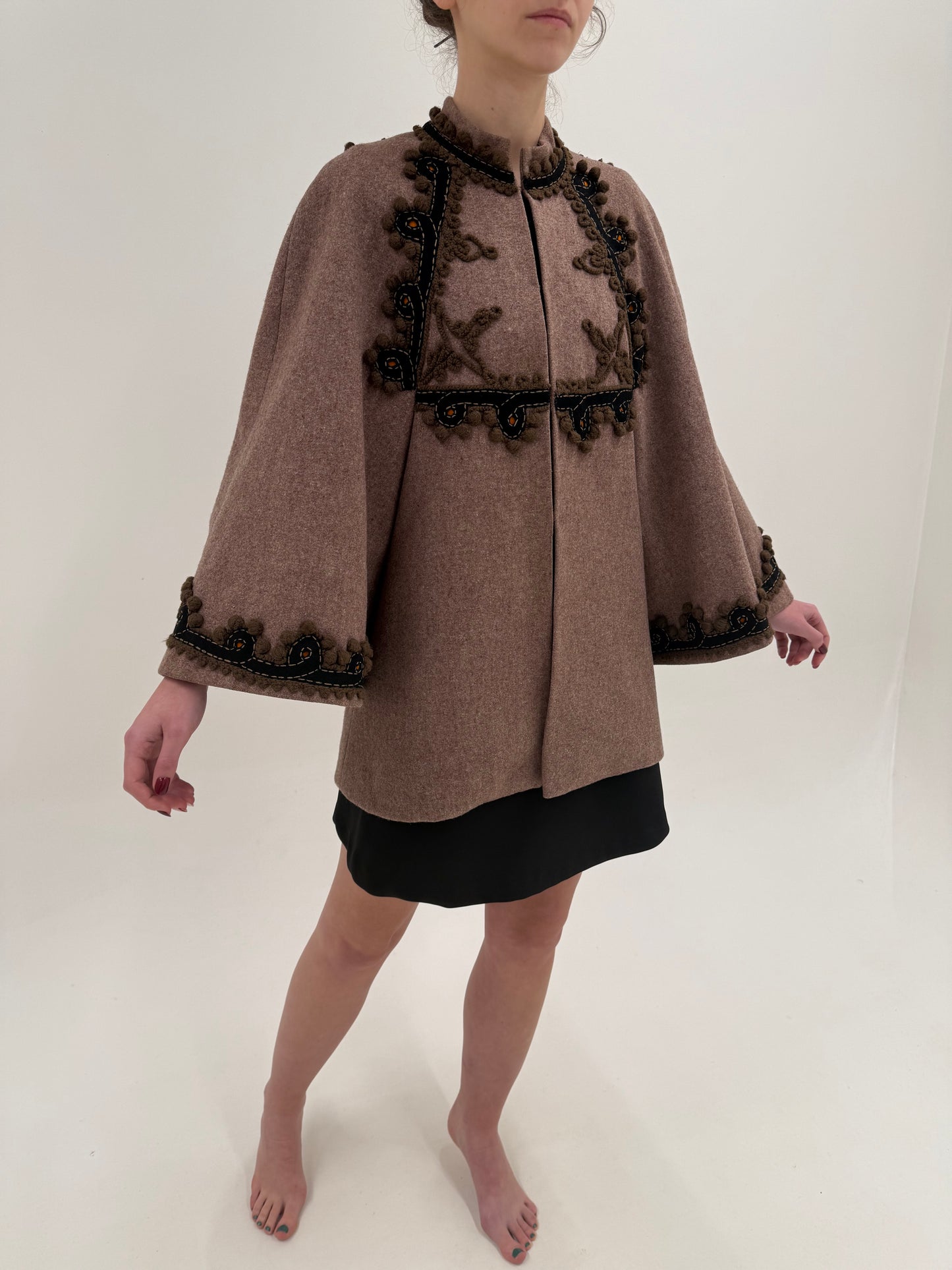 Palton tip capa din lana structurată taupe brown cu broderie manuală 3D