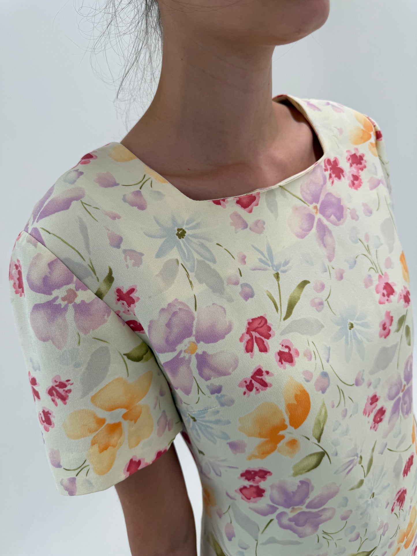 Rochie din mătase naturală în culori pudrate în croi minimalist
