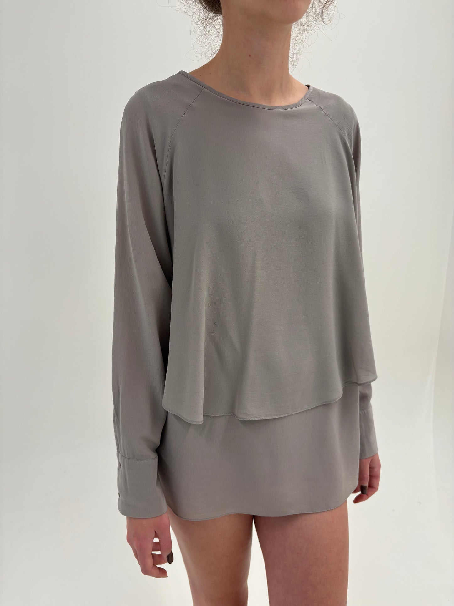 Bluză din mătase naturală silver grai în croi chic minimalist