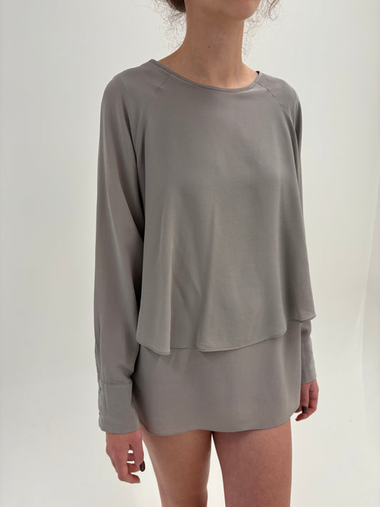 Bluză din mătase naturală silver grai în croi chic minimalist