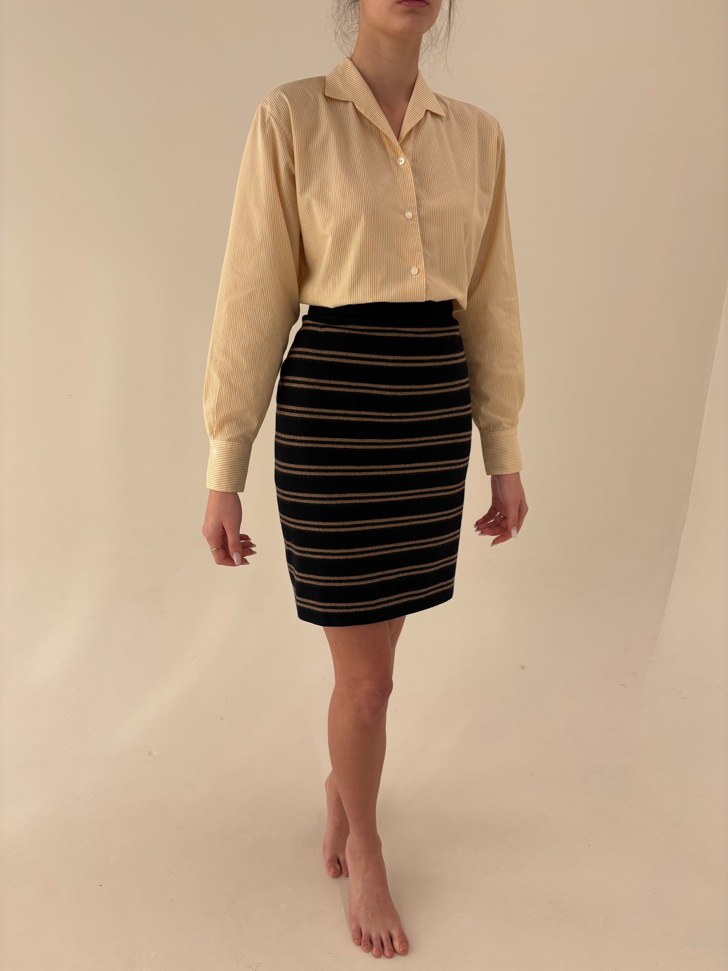 Fustă business Hugo Boss neagră cu dungi fine camel