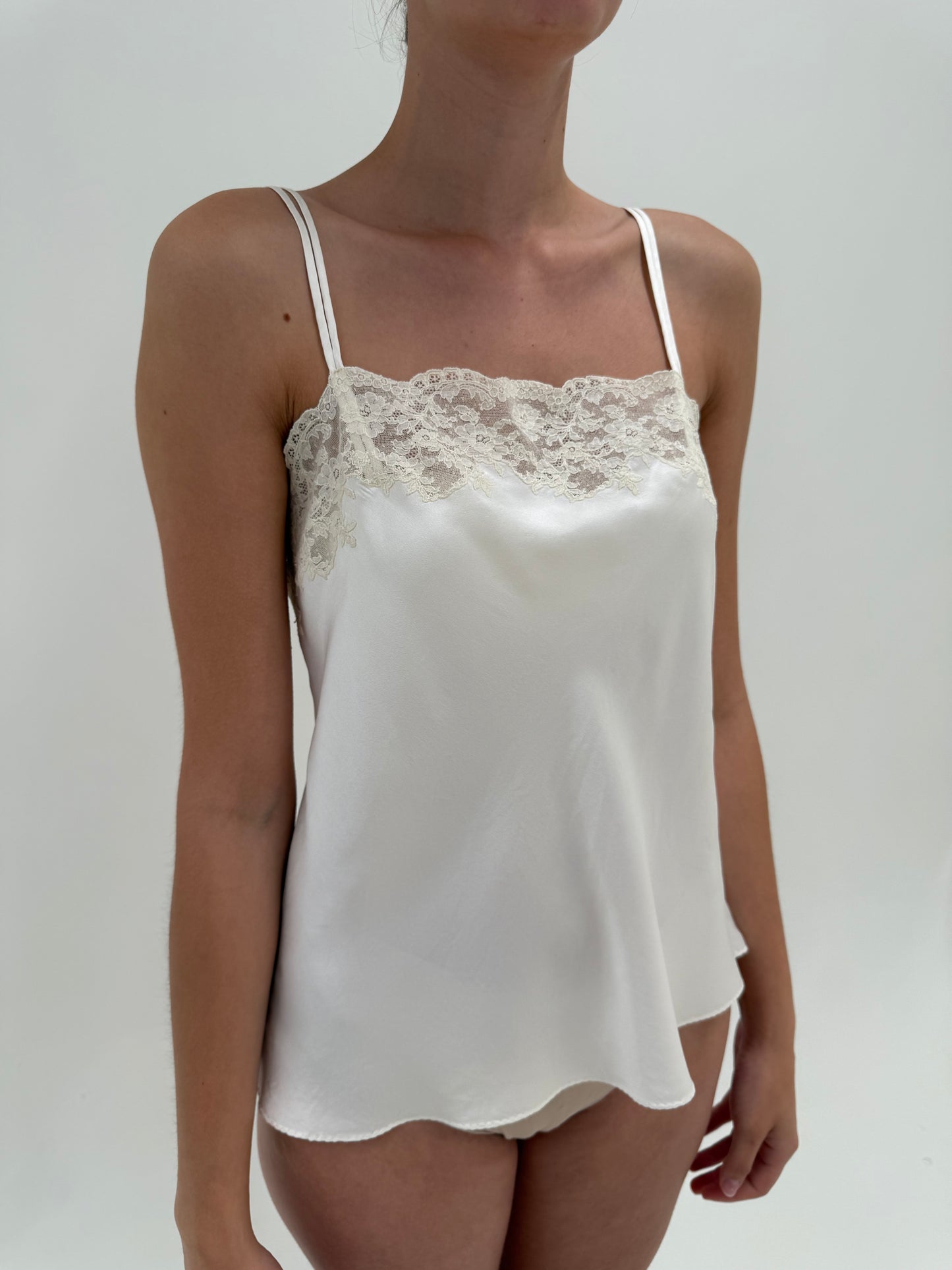 Top minimalist din mătase naturală cu inserții superbe de dantelă chantily