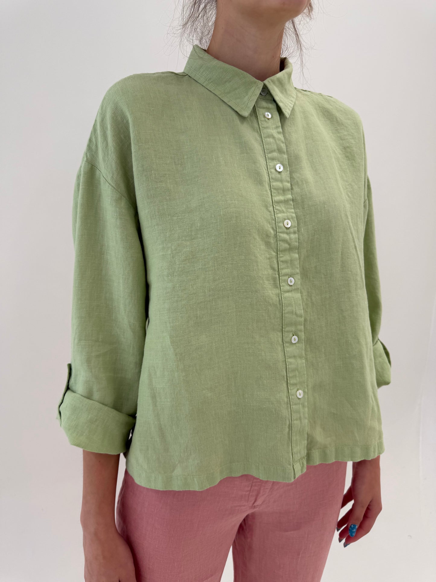 Cămașa light green din in în croi oversized cu mânecă reglabilă
