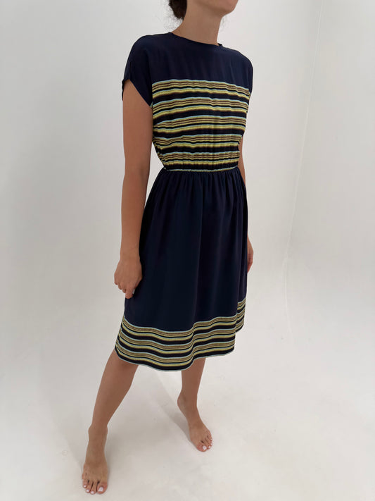Rochie din twill de mătase matuala în croi retro modern cu talie elastică