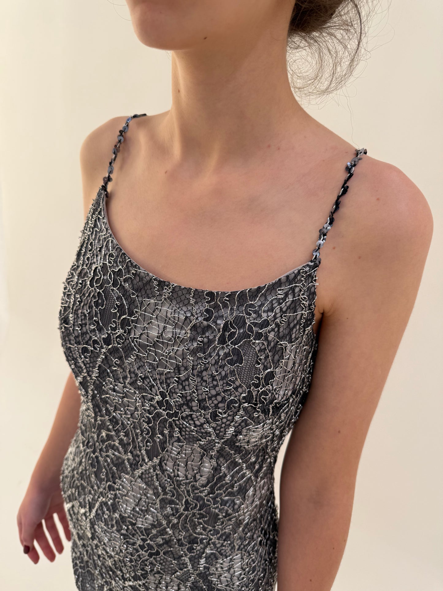 Slip dress vintage anii 90 din dantelă metalizata argintie spectaculoasă