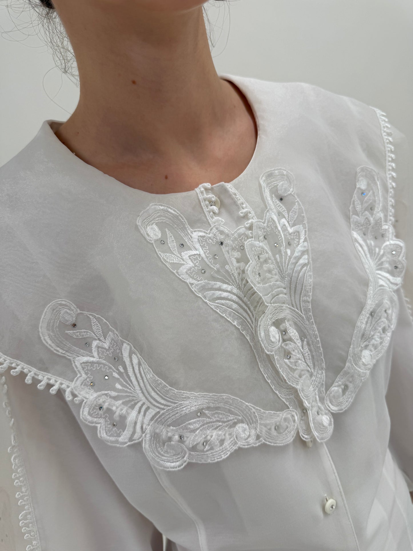 Cămașa cambrata cu guler brodat din organza și manșete ultra înalte