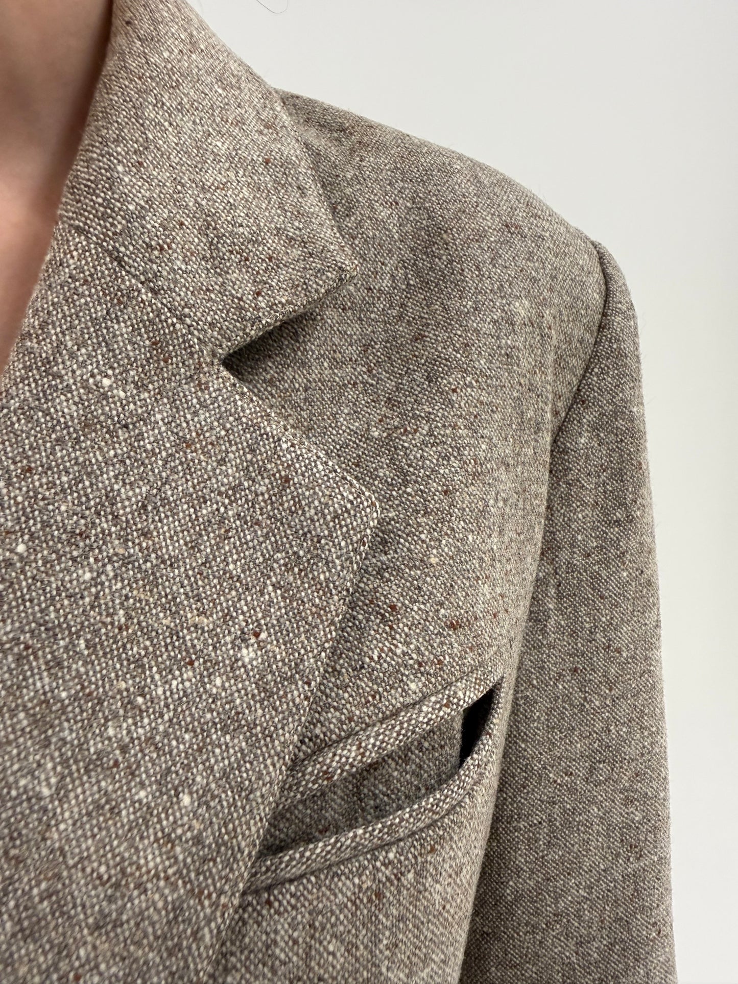 Sacou de brand luxury Cacharel din tweed Donegal warm gray cu inserții ivorie