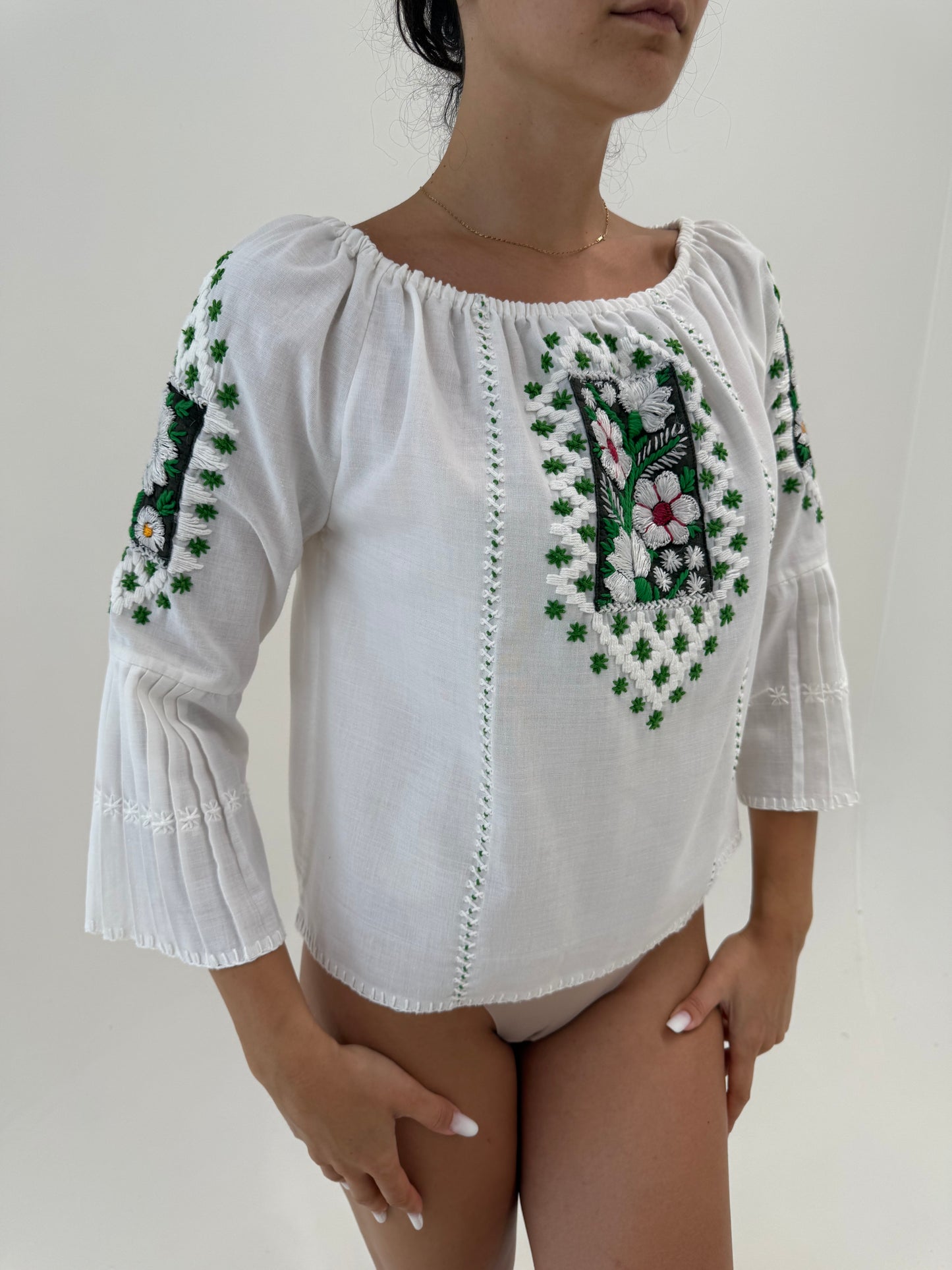 Tunica din pânză de bumbac cu broderie manuală excepțională