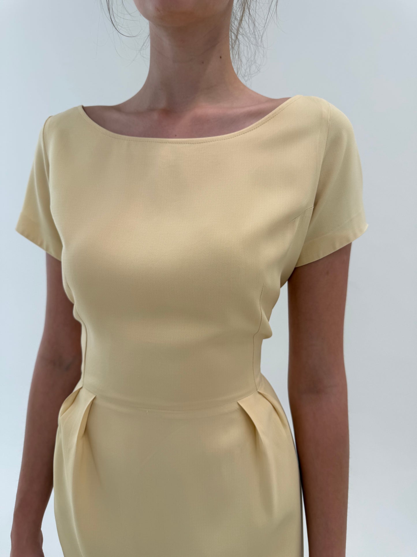 Rochie business în croi ultra feminin cu talie marcată și decolteu bărcuță butter yellow