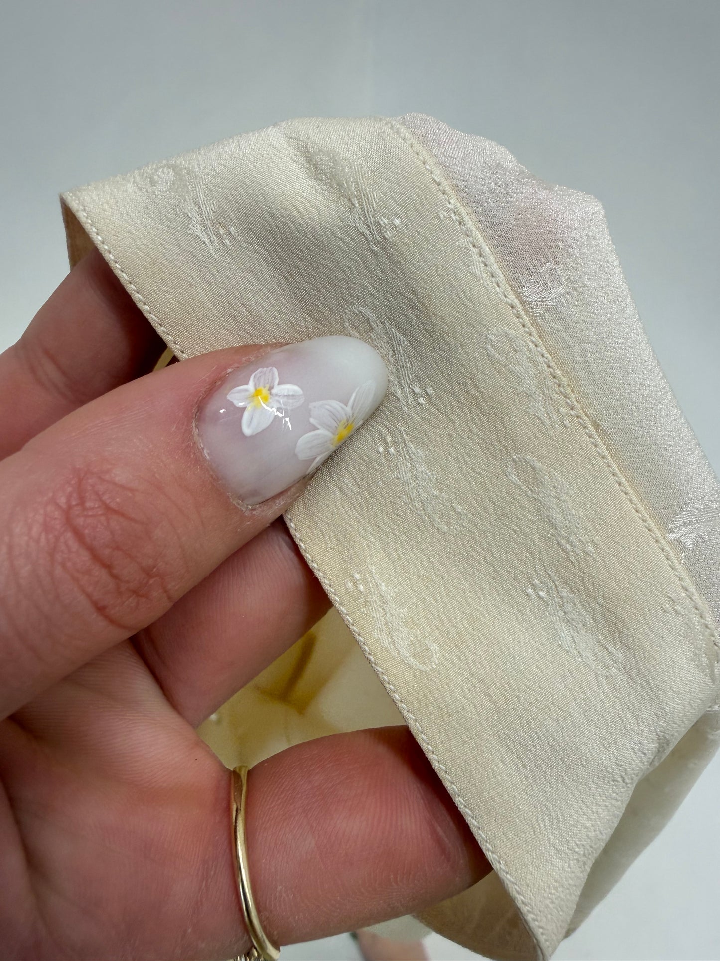 Cămașa butter white din mătase naturală mata în croi lejer