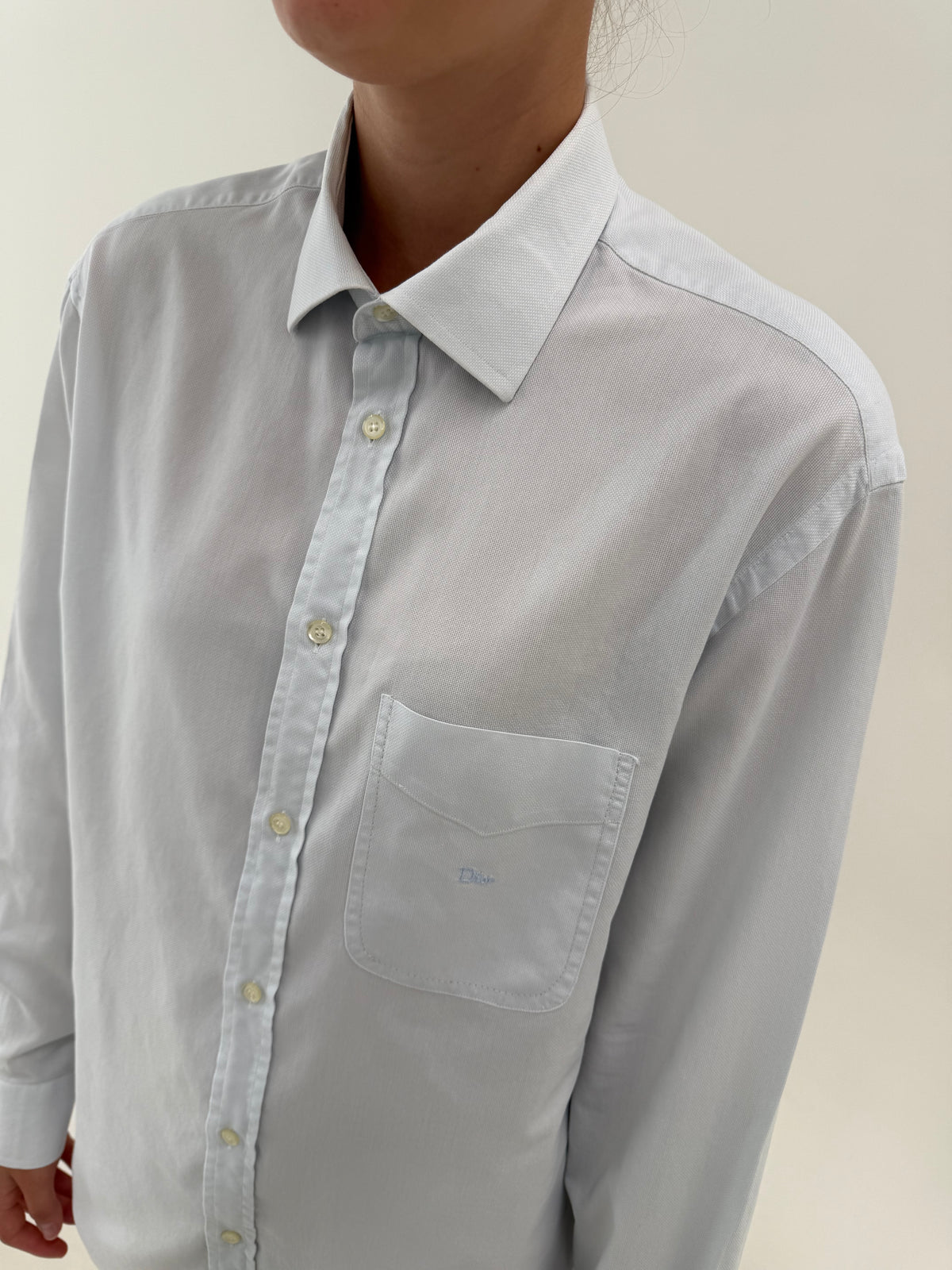 Cămașa Dior tall baby blue cu logoul discret brodat din bumbac pique excepțional