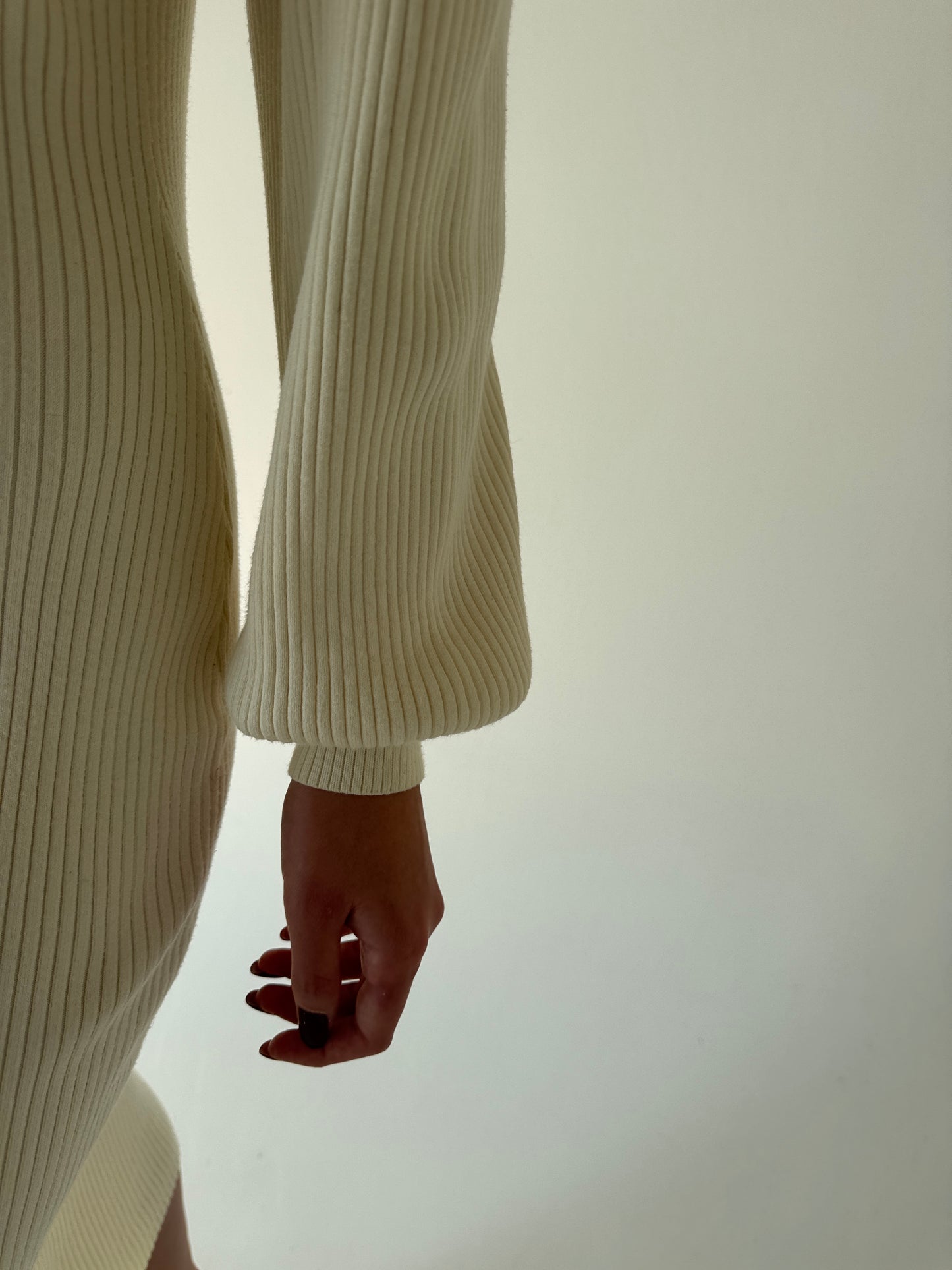 Rochie midi ivoire cu mâneci ample din jerse ribbed greu de gramaj mare