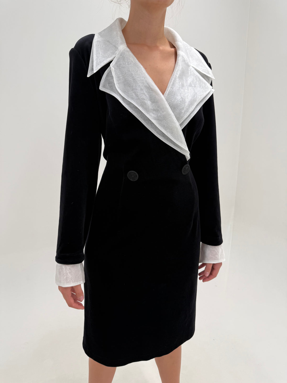 LBD vintage din catifea premium cu guler și manșete din organza albă