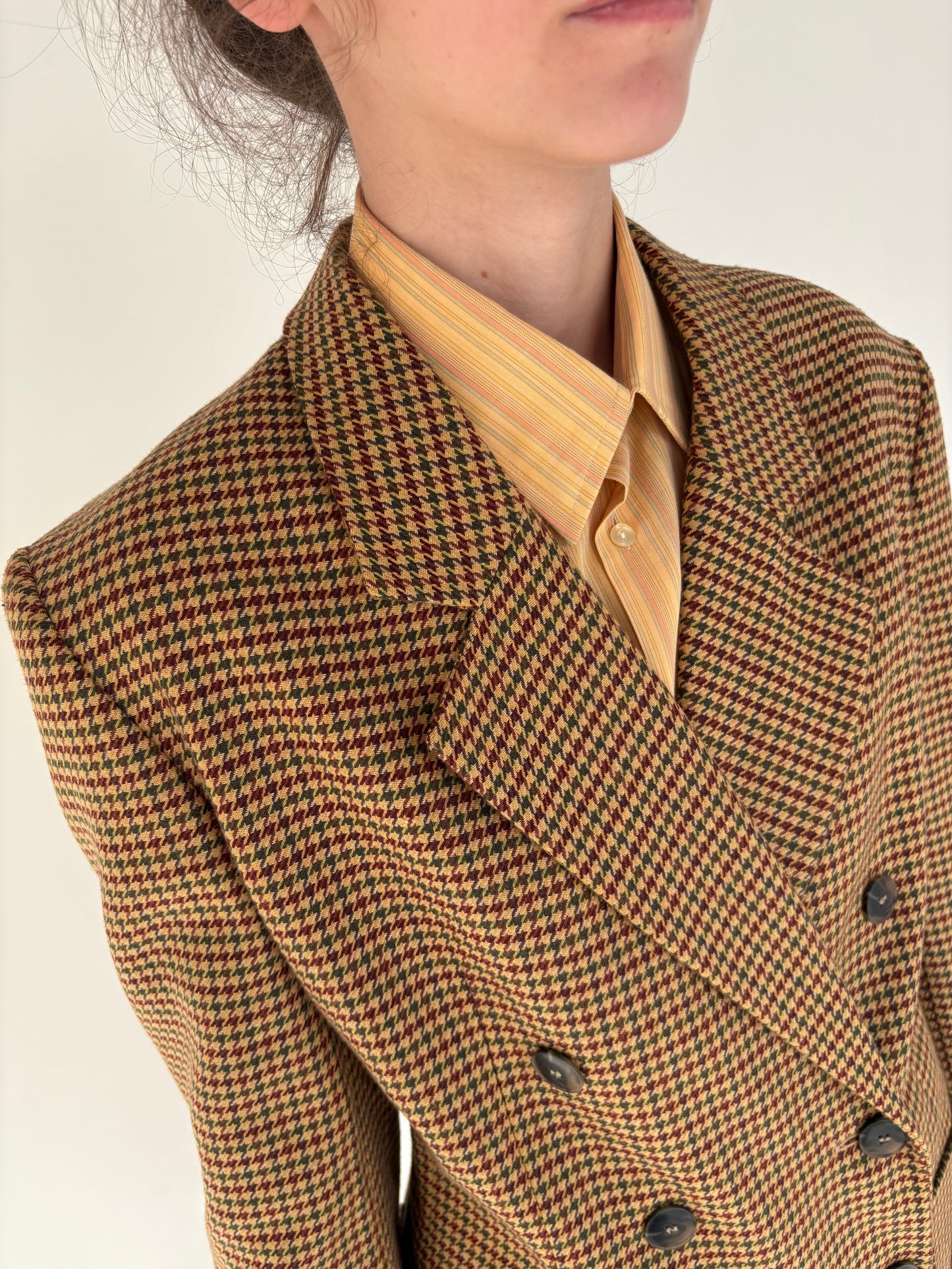 Sacou camel cu închidere dublă în carouri din tweed moale de lana
