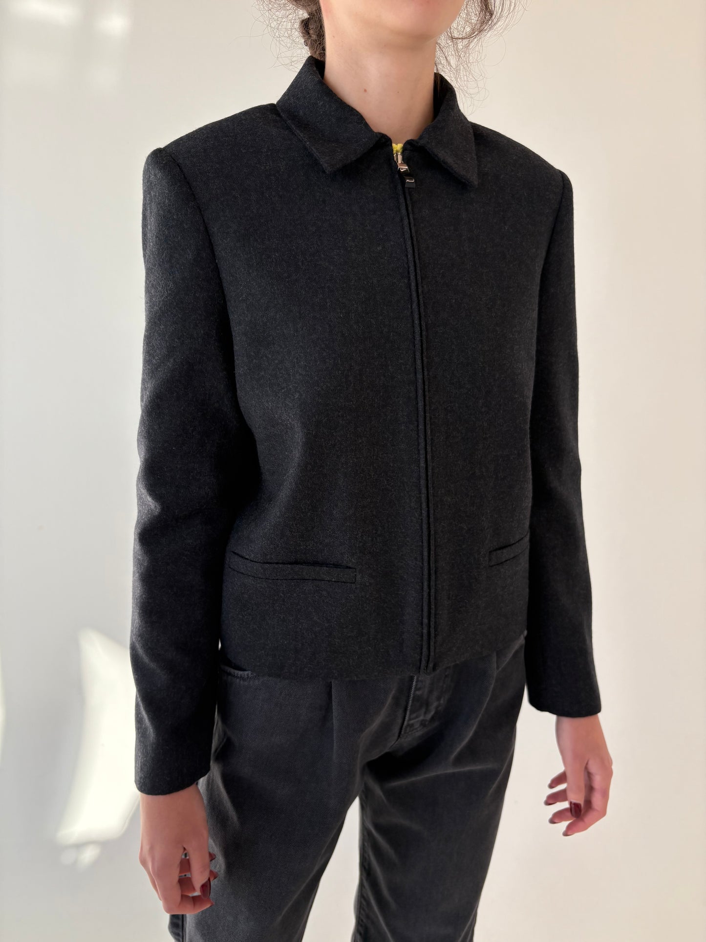 Jacheta italiană din lana pura virgină în croi minimalist ușor cropped