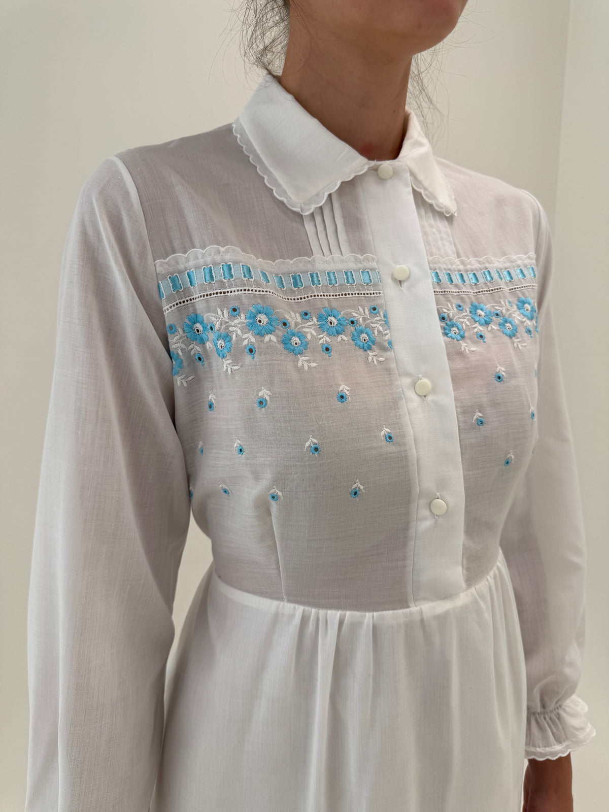 Rochie maxi din cea mai fină panzica de bumbac cu broderie albastru ciel