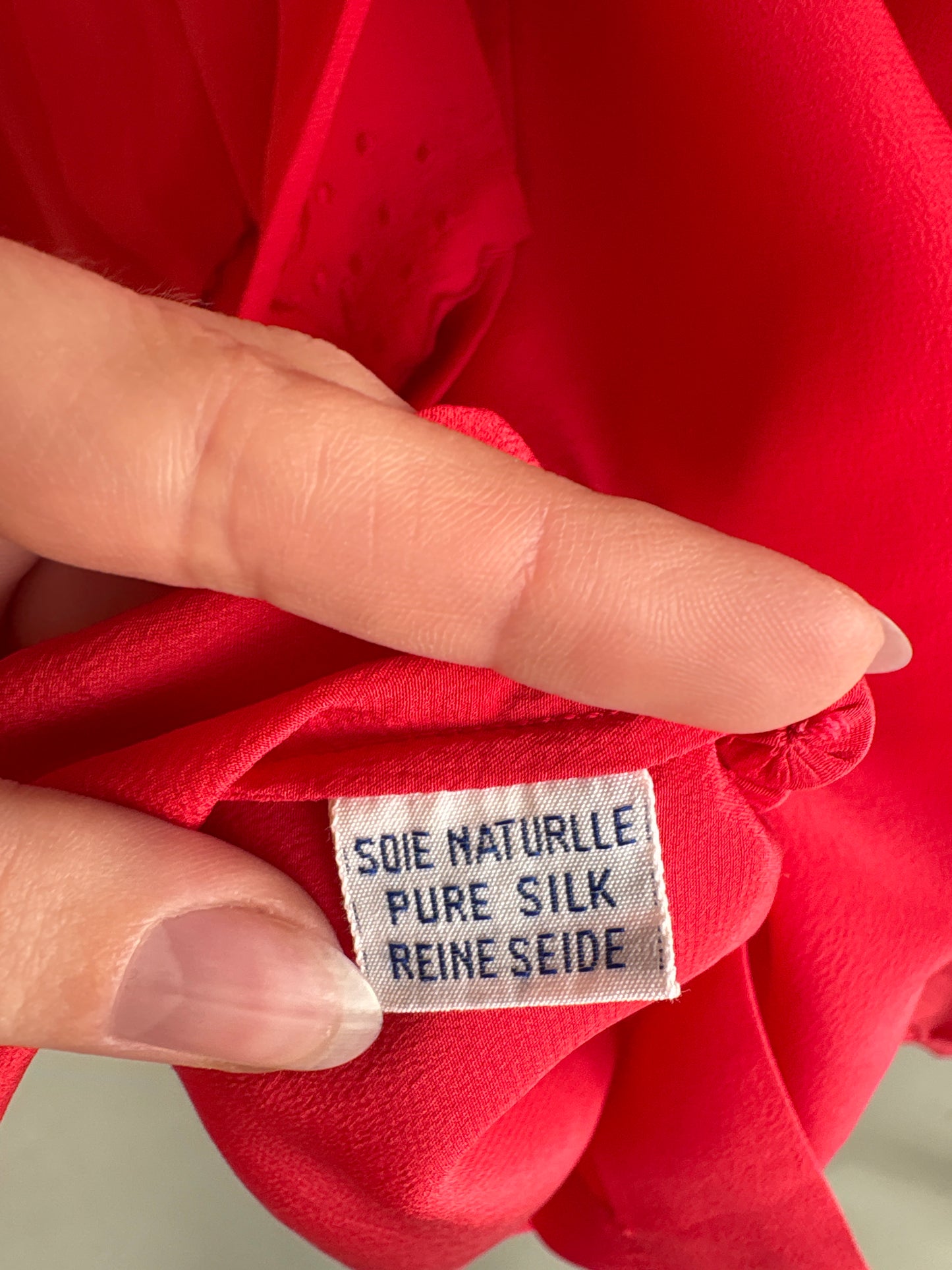 Cămașa electric coral red din mătase naturală cu panglică la gât și broderie manuală