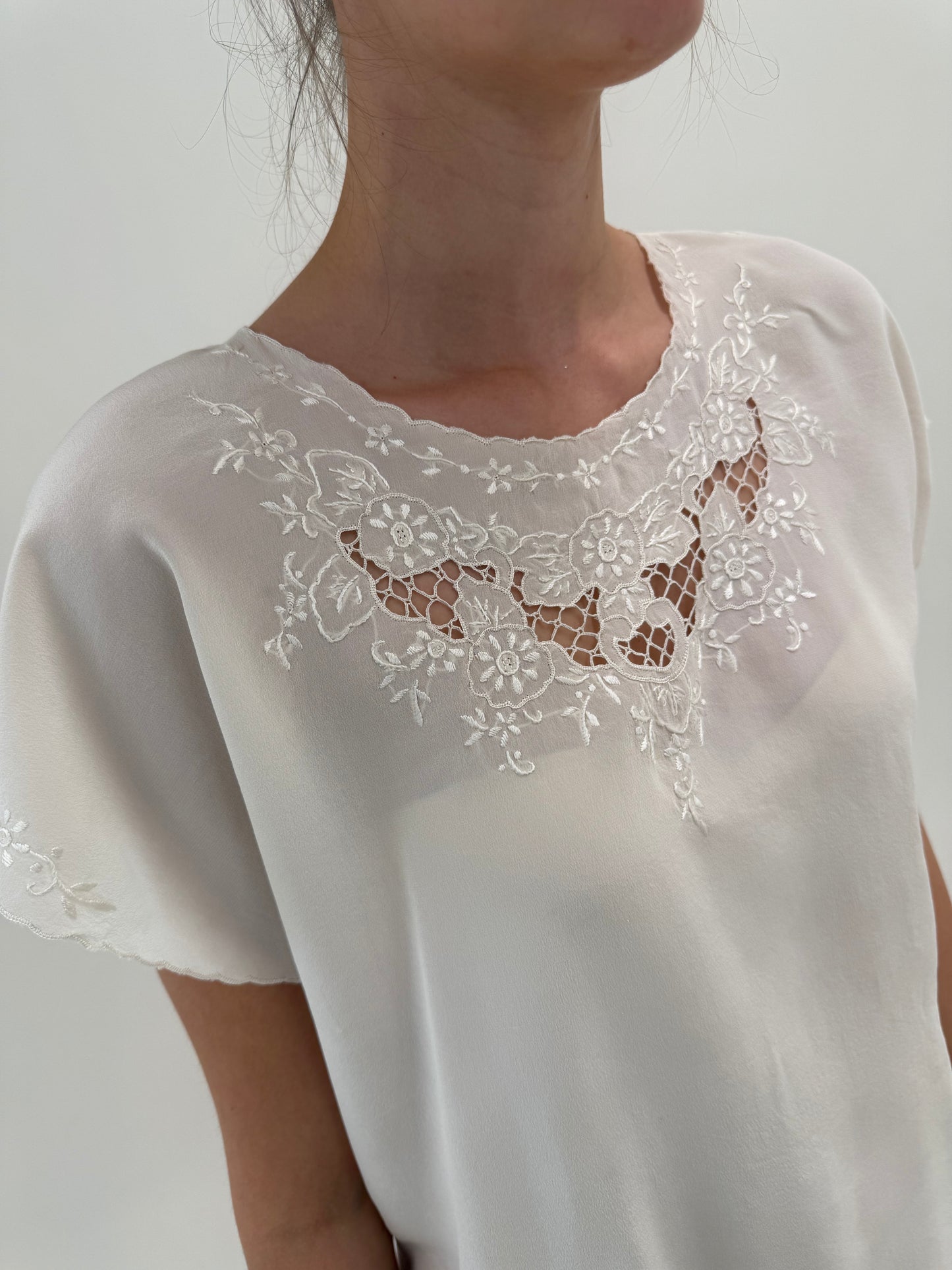 Top din mătase naturală cu broderie manuală excepțională off white