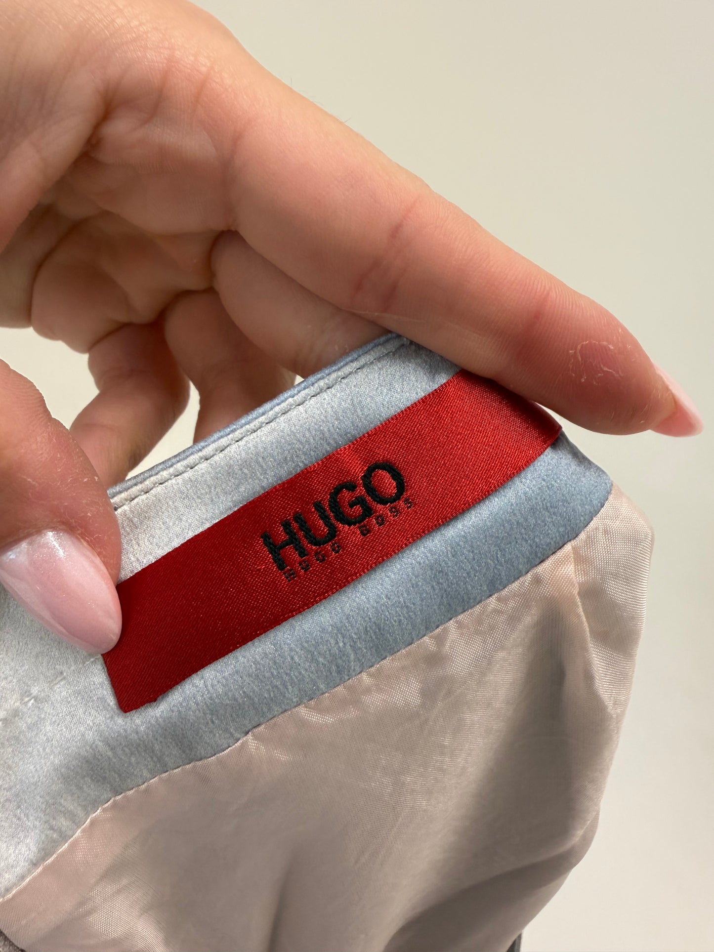 Fustă Hugo Boss din mătase naturală în degrade cu buzunare