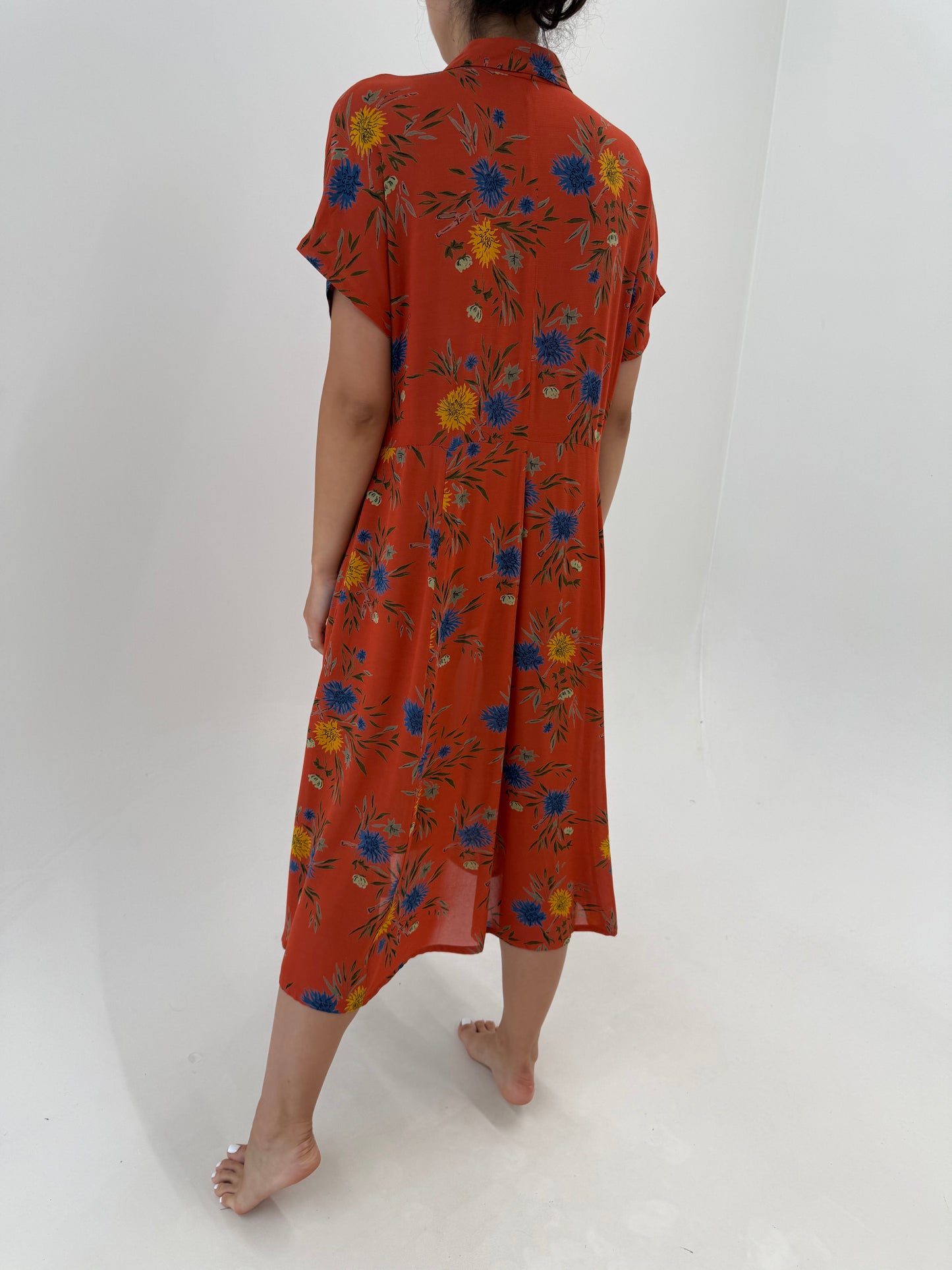 Rochie maxi în culori superbe și croi ușor cambrat extrem de feminin cu buzunare