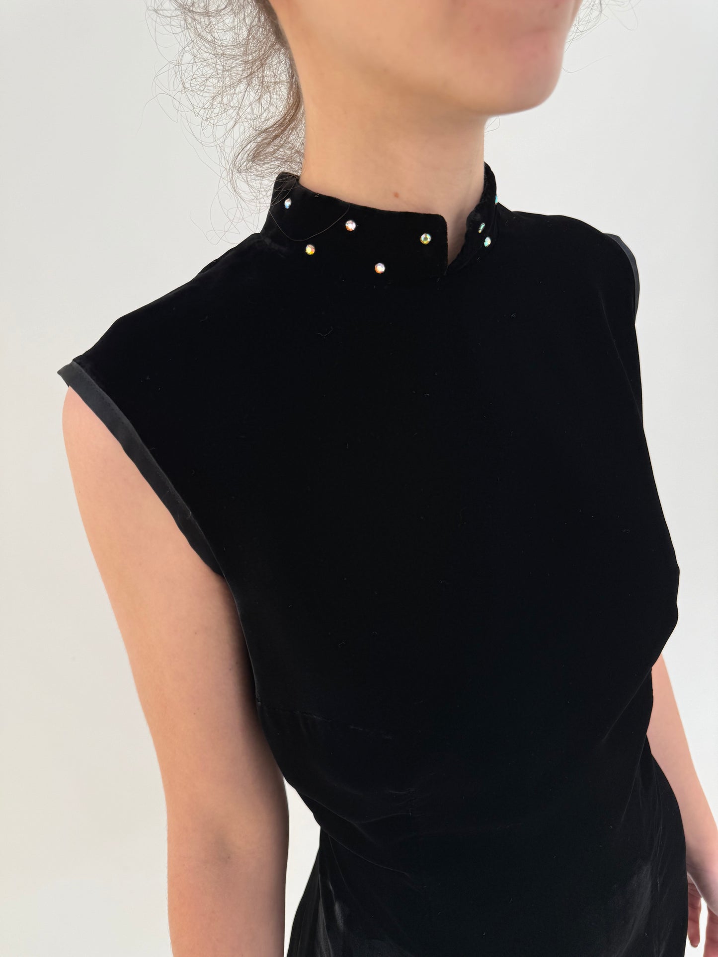 LBD vintage în croi minimalist din catifea premium