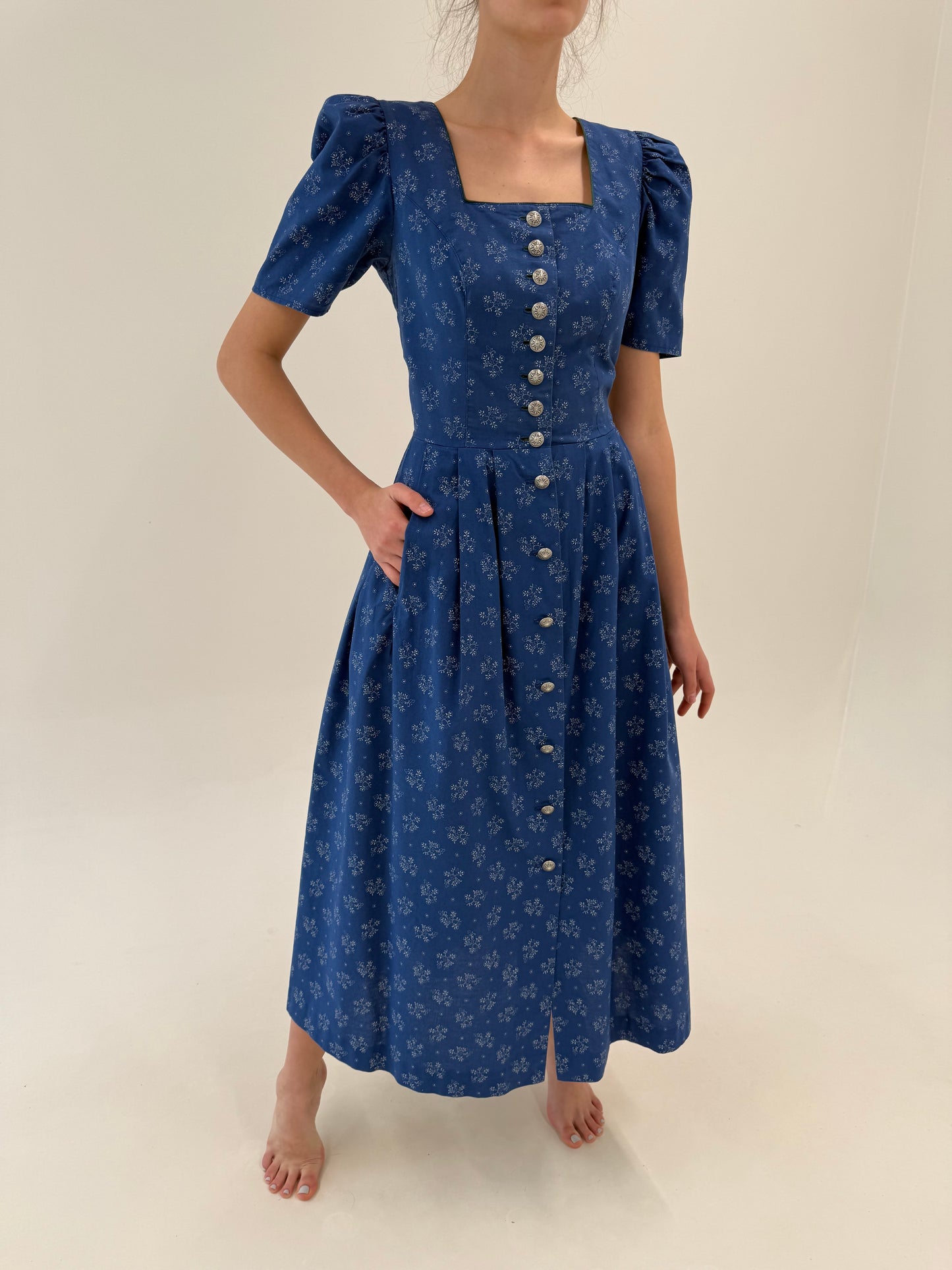 Rochie vintage maxi jeans blue cu corsaj și print floral delicat din pânză de bumbac