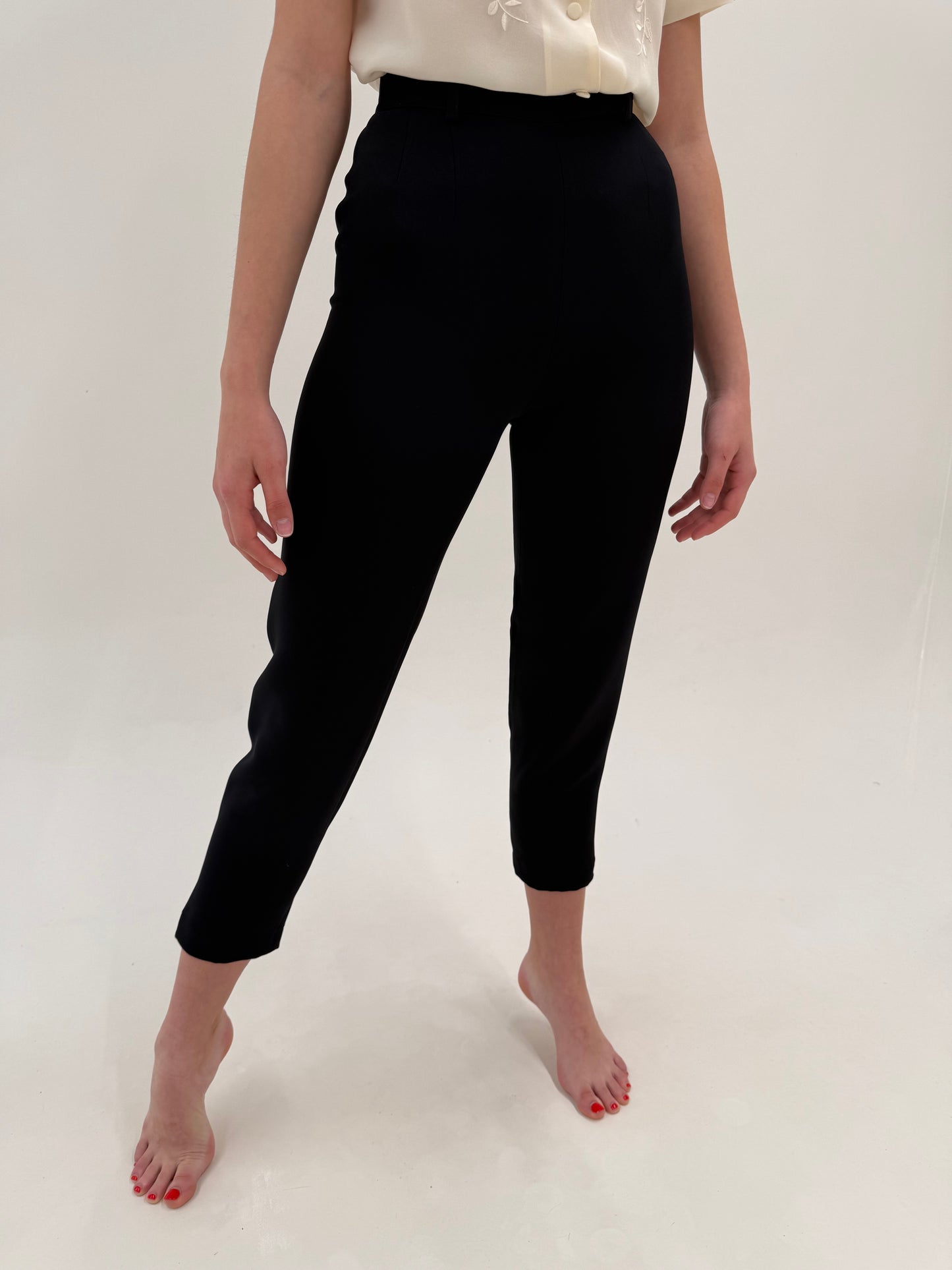 Pantaloni negri de la business la cocktail cu talie ultra înaltă