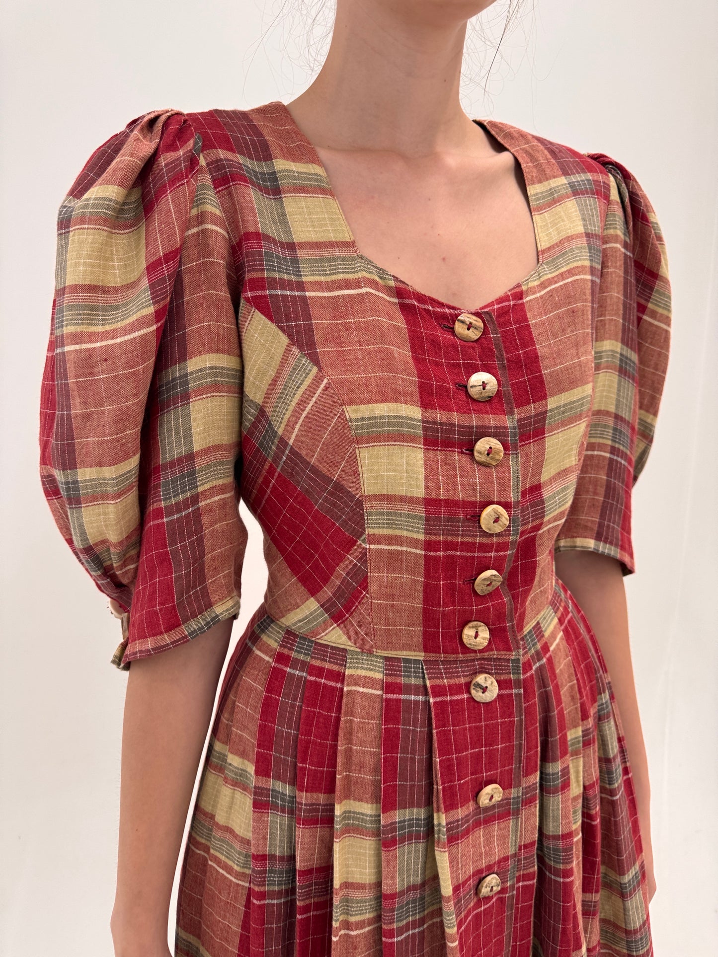 Rochie camel cu în carouri burgundy cu corsaj din pânză excepțională de in