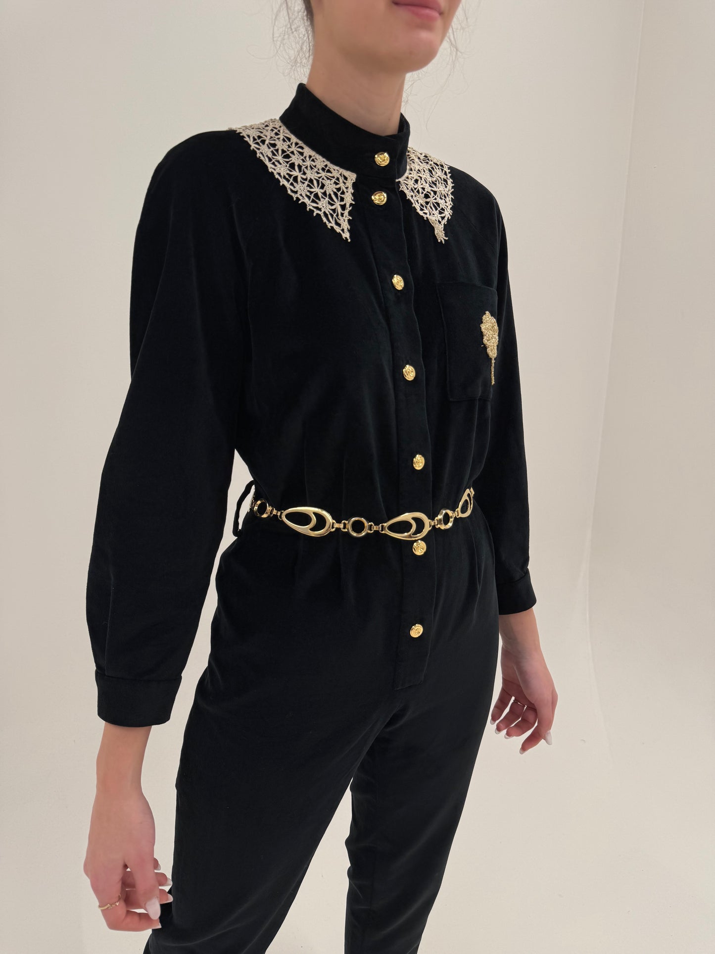 Salopetă vintage neagră tall de la zi la seară din catifea cu guler macrame lucrat manual