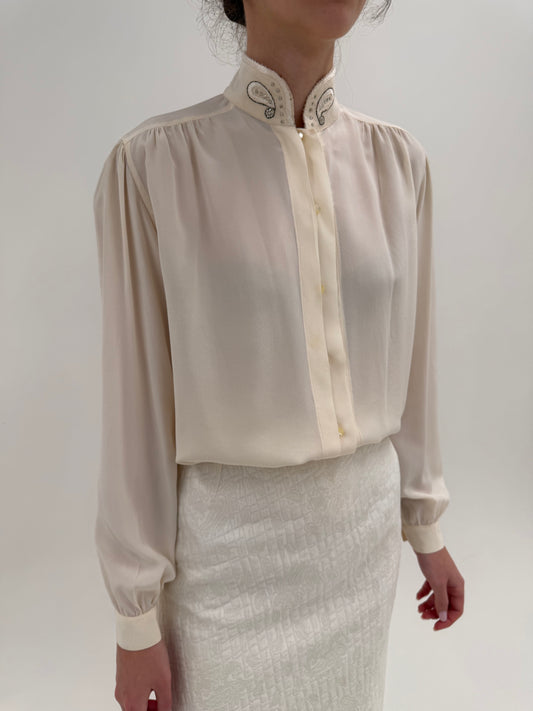 Cămașa în croi amplu din mătase naturală cu broderie manuală