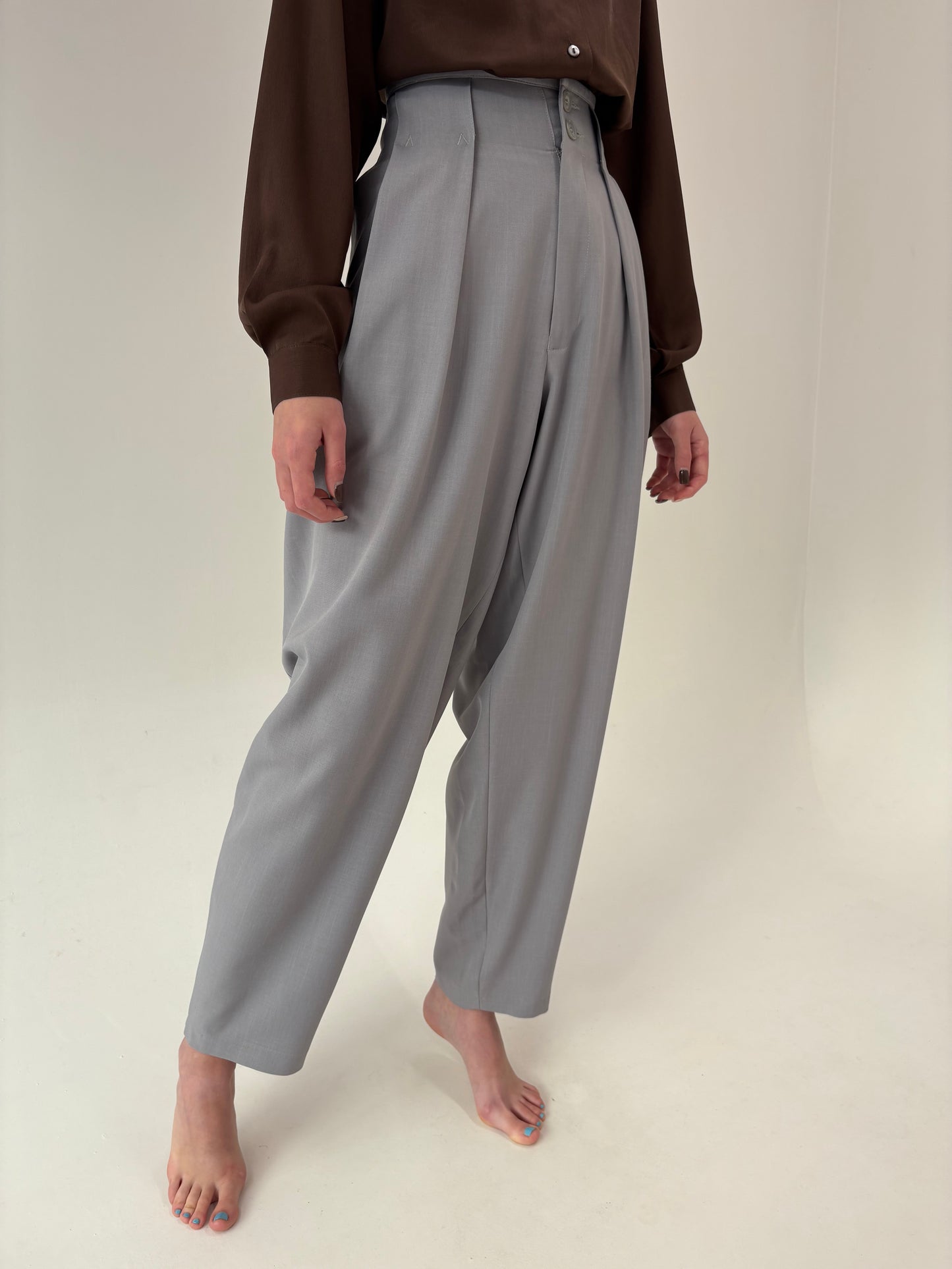 Pantaloni spectaculoși cu pense adânci silver gray din lana extrafina