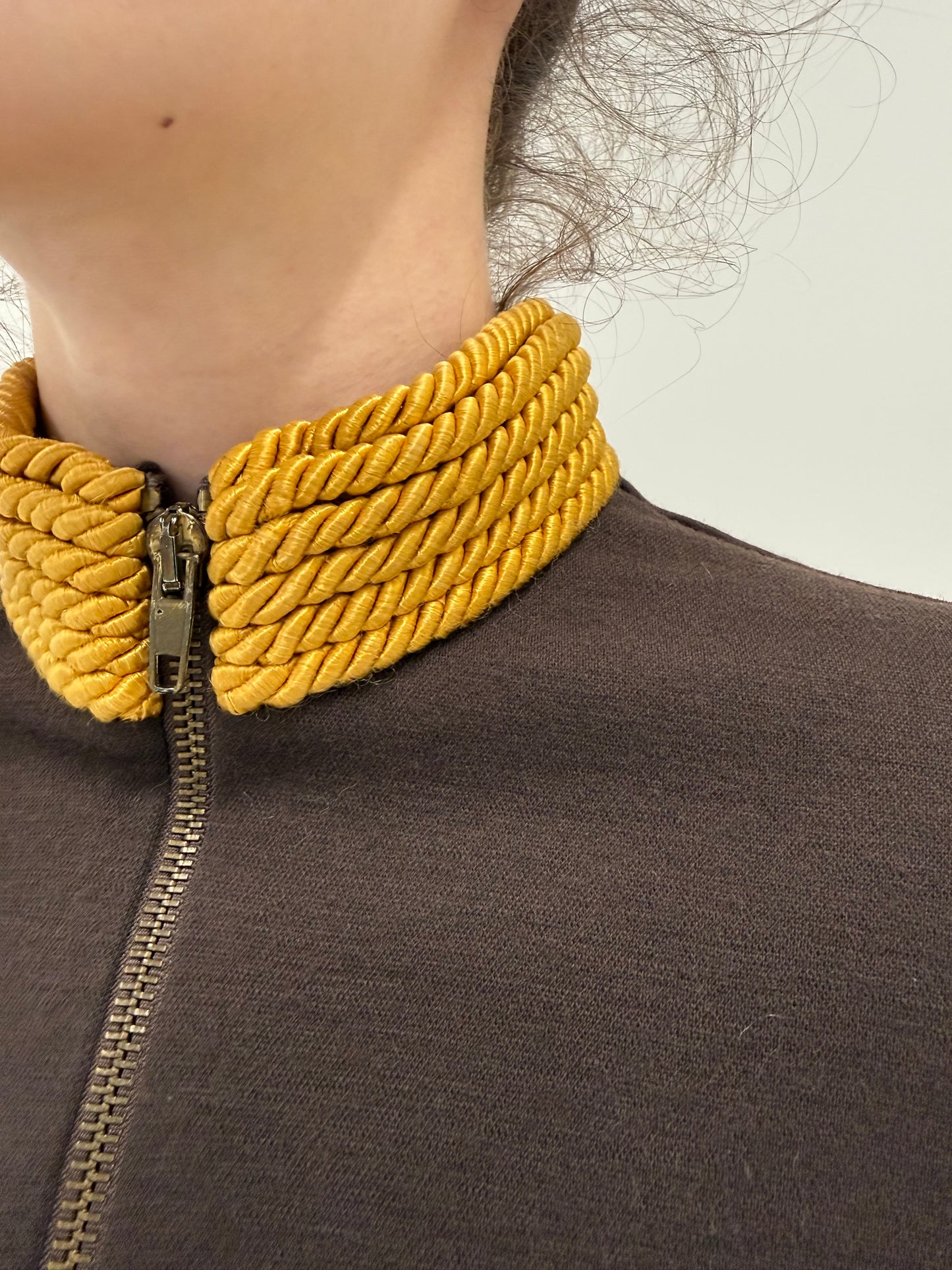 Rochie vintage Moschino anii 90 cu detalii army inspired foarte în trend