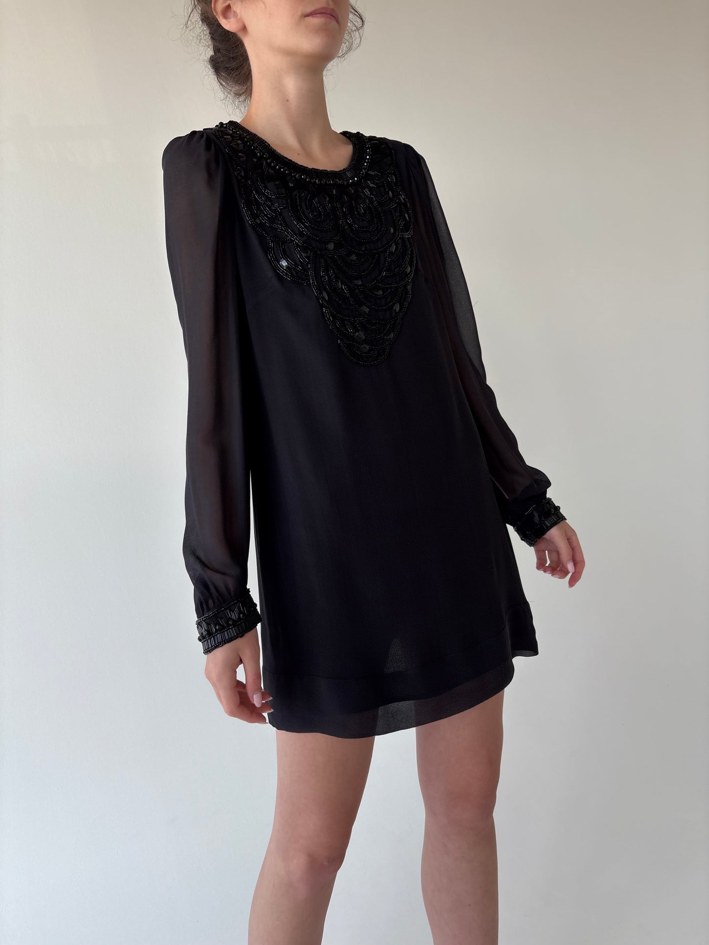 LBD din mătase naturală cu aplicații în croi minimalist