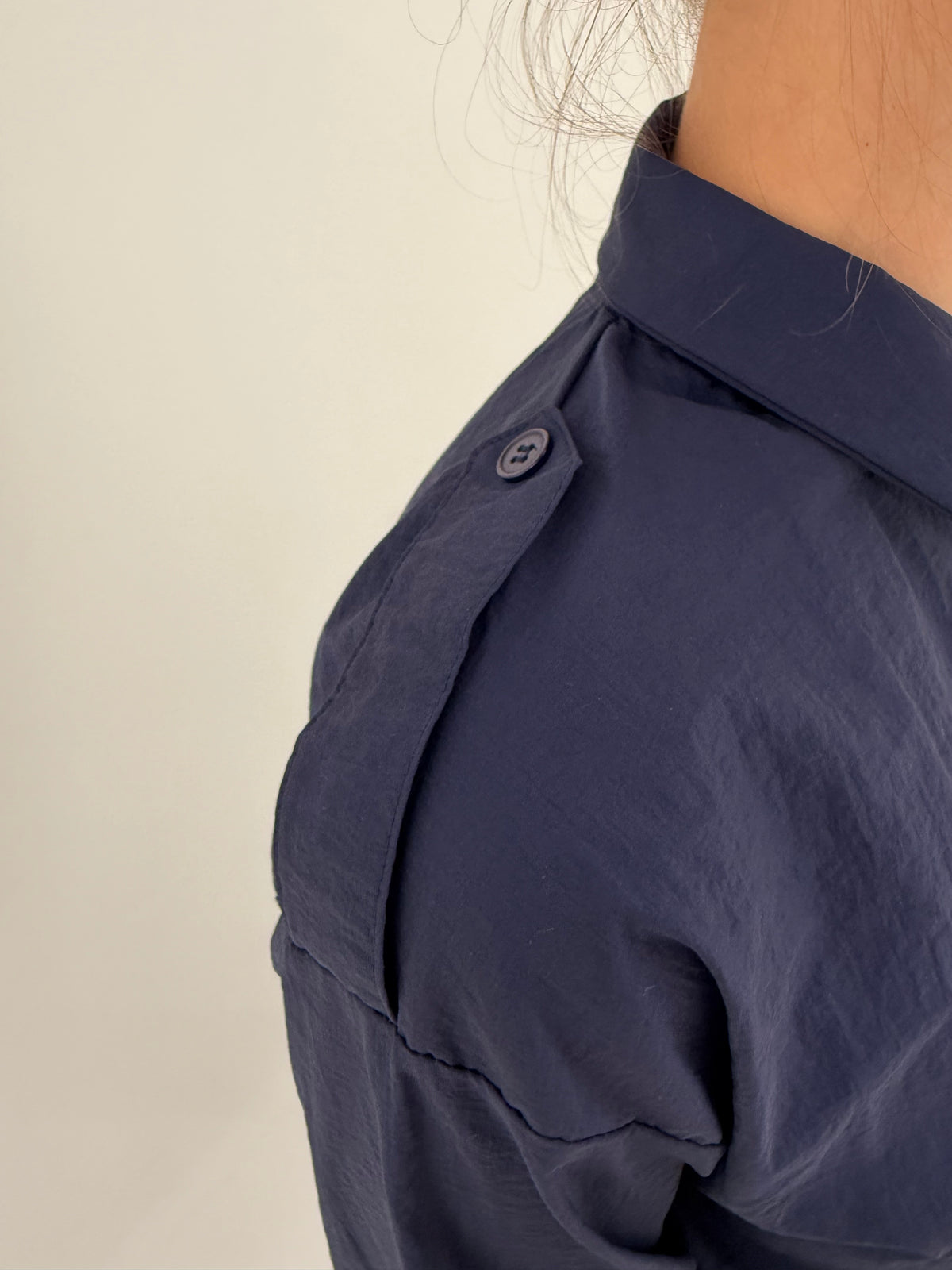 Rochie maxi Navy în stil trench din material plin cu talie marcată reglabilă