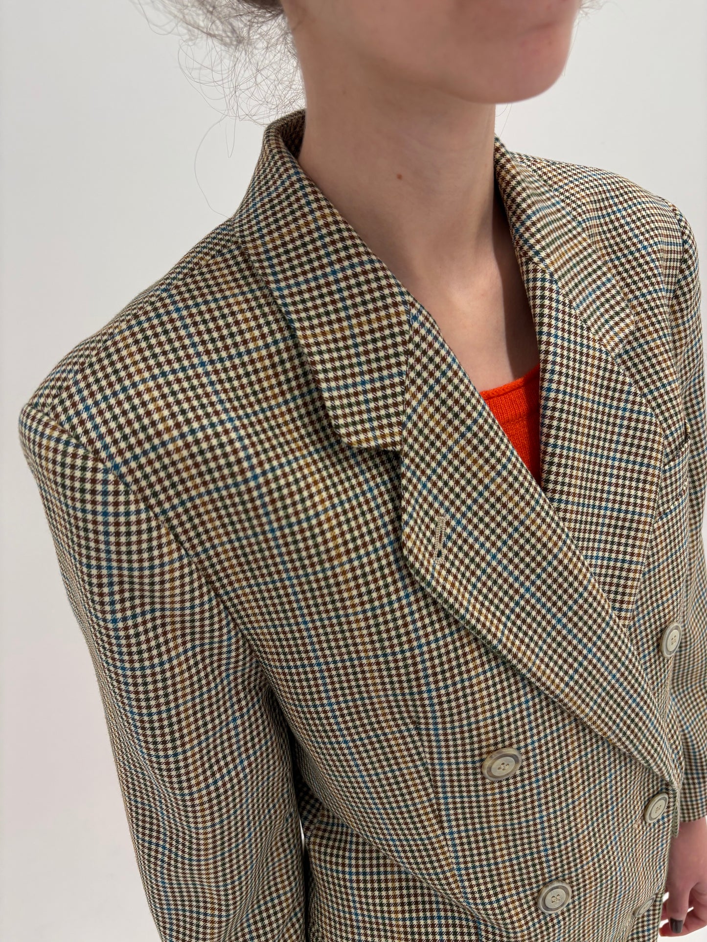 Sacou italian petite în carouri și croi lung cu închidere dublă