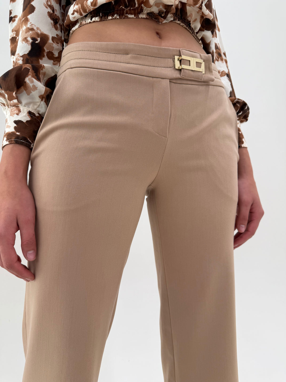 Pantaloni Elisabeta Franchi camel din stofita modelatoare cu accesoriu metalic