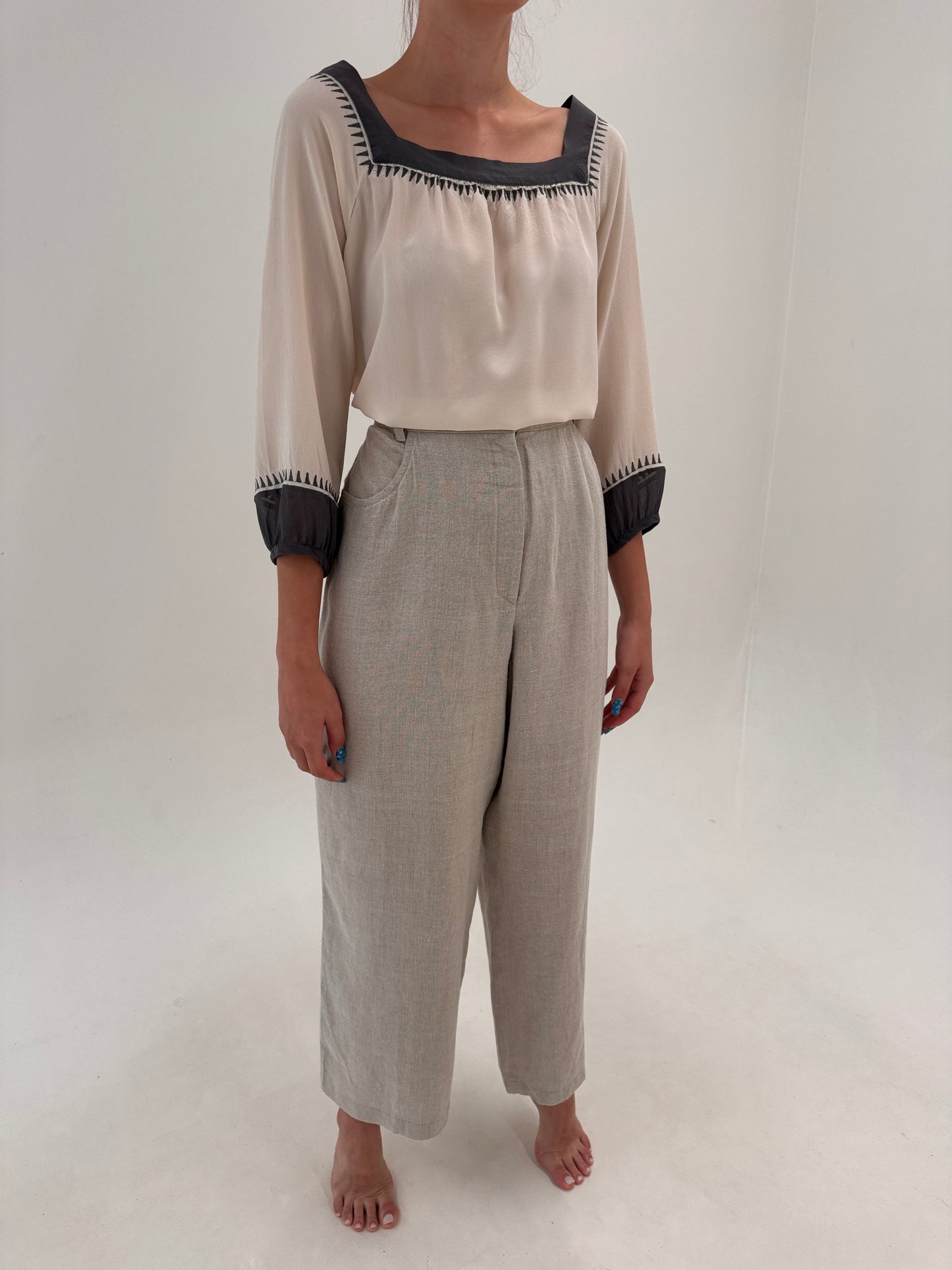 Pantaloni tall din panza excepțională de in sand nude cu talie ultra înaltă și pense