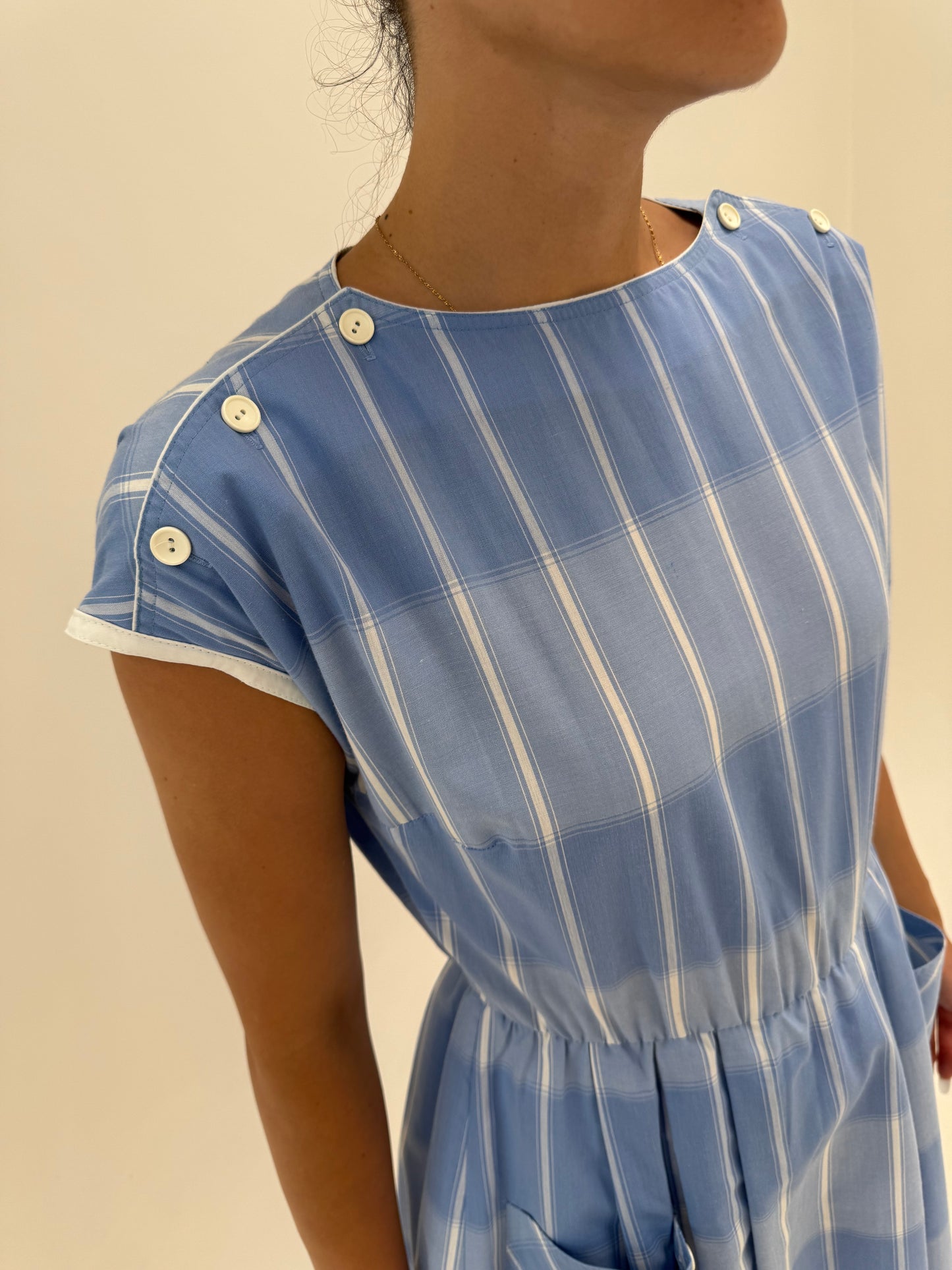 Rochie vintage din pânză de bumbac baby blue cu dungi fine în croi retro modern