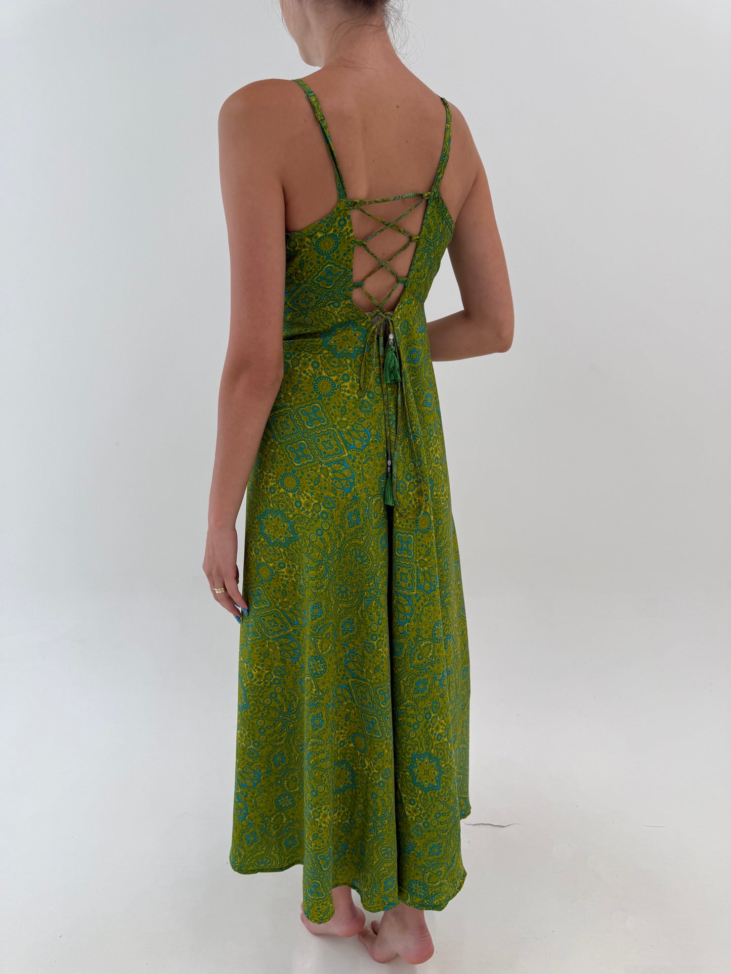 Rochie maxi 70% mătase naturală în nuanțe de verde cu print paisley și spate ușor reglabil