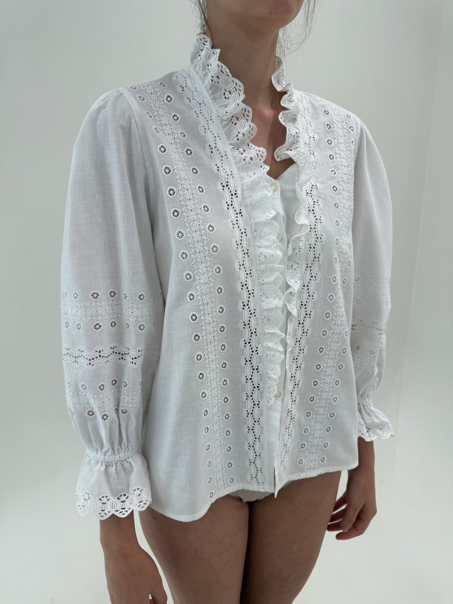 Cămașa vintage din panzica de bumbac și in cu broderie anglaise