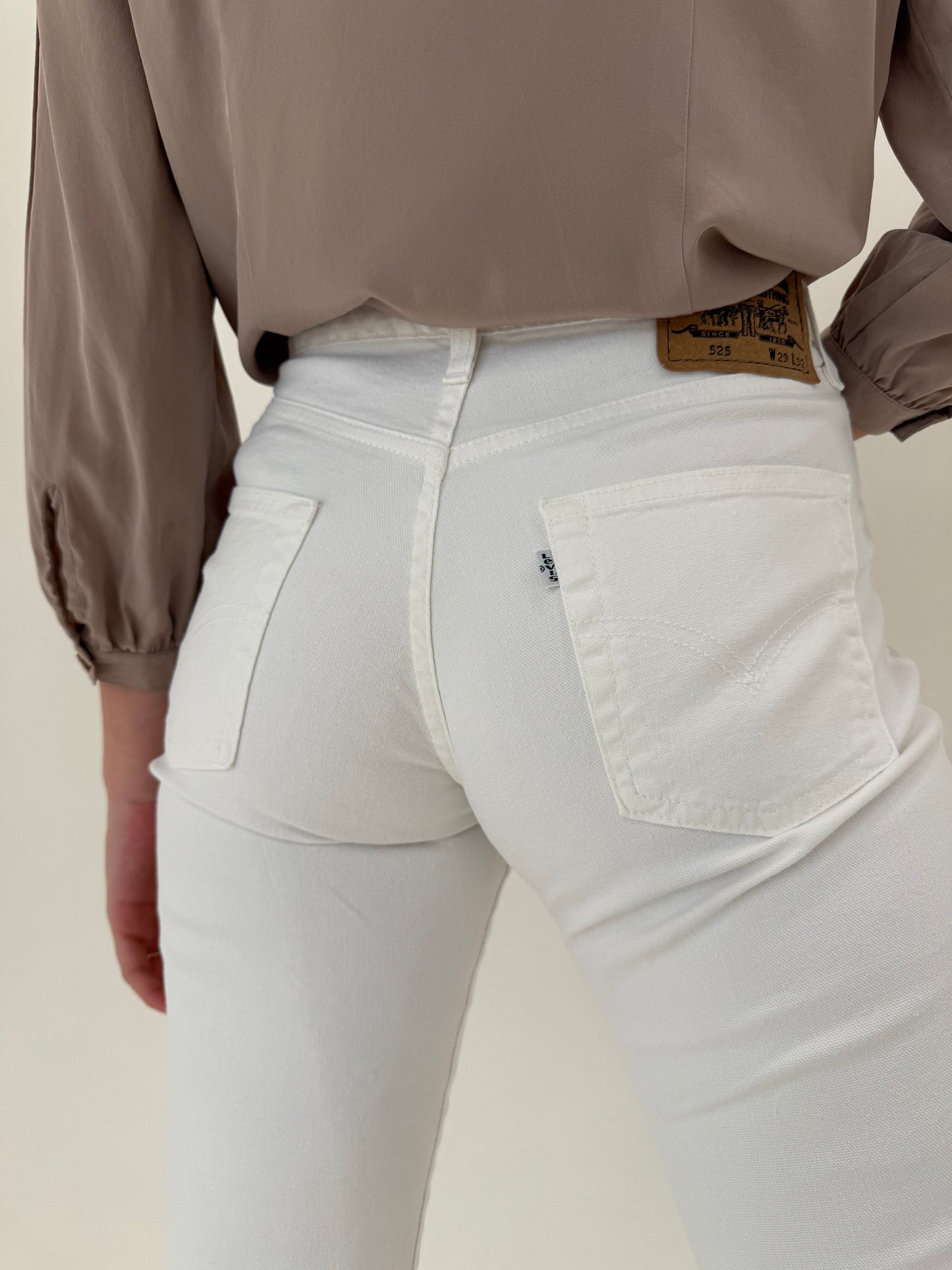 Jeans Levi’s 525 clasic fit albi ultra confort ușor modelatori