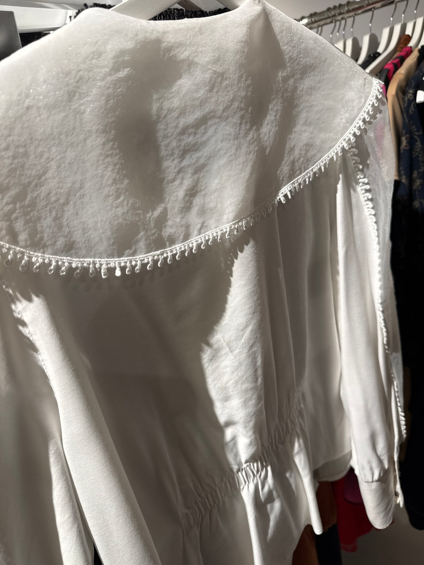 Cămașa cambrata cu guler brodat din organza și manșete ultra înalte