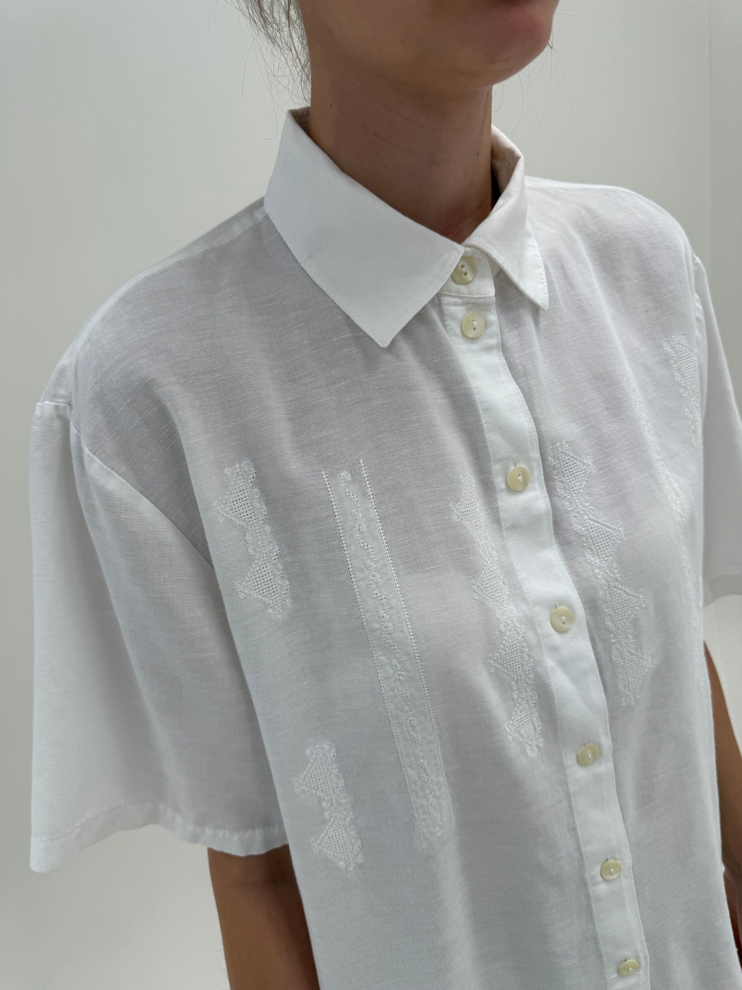 Cămașa din pânză premium cu broderie delicată geometrică
