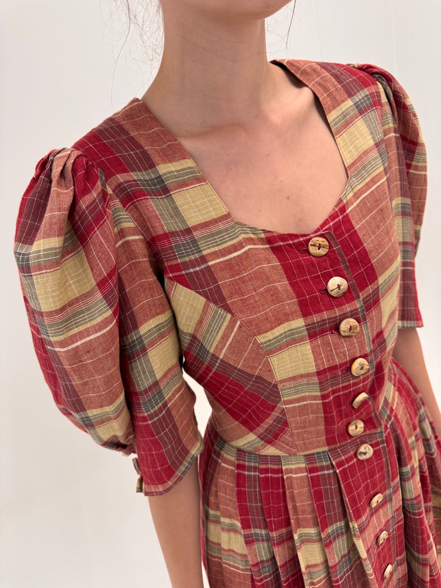 Rochie camel cu în carouri burgundy cu corsaj din pânză excepțională de in