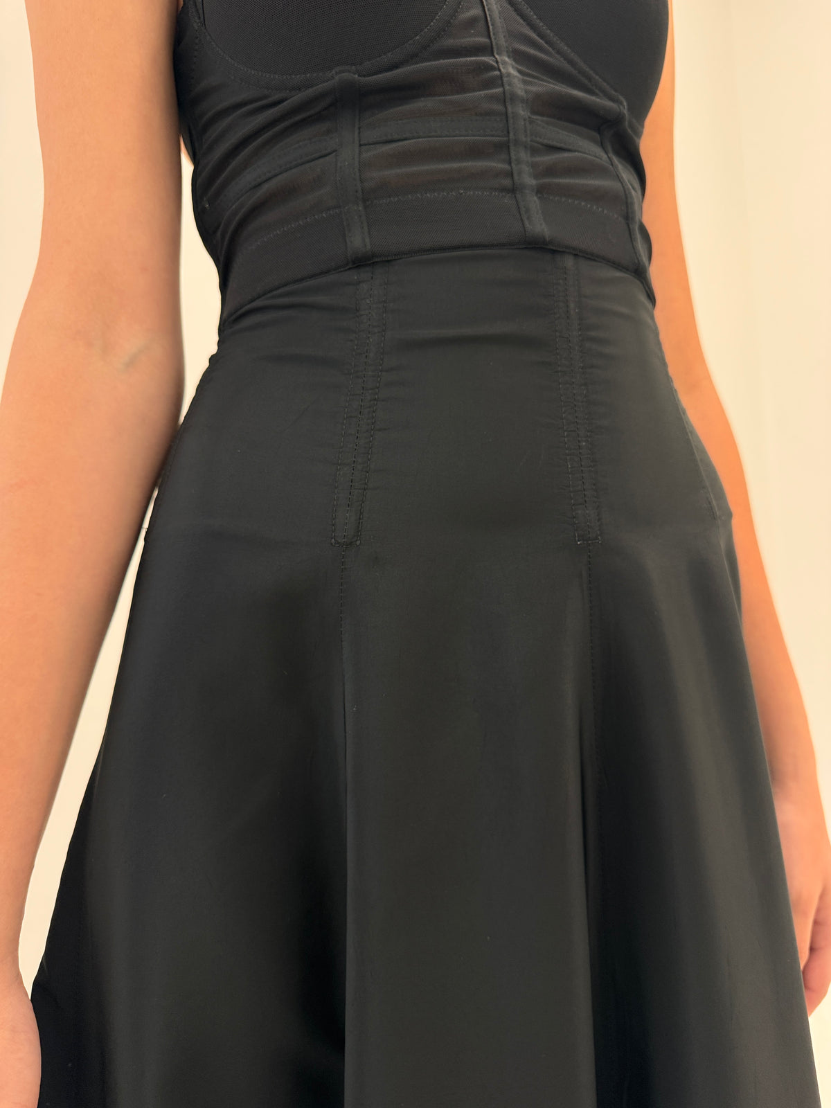 Fustă maxi neagră cu corset inclus pentru talie ușor satinata