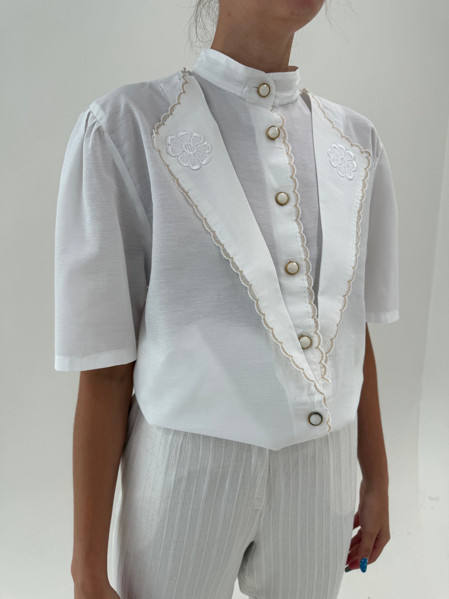 Cămașa cu broderie delicată aurie cu revere duble și nasturi decorativi