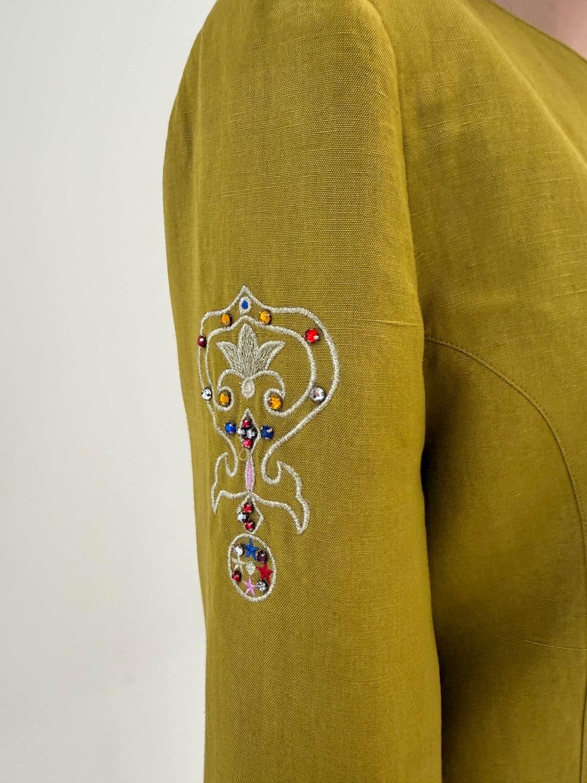 Sacou vintage cu broderie și aplicații în croi minimalist mustard green