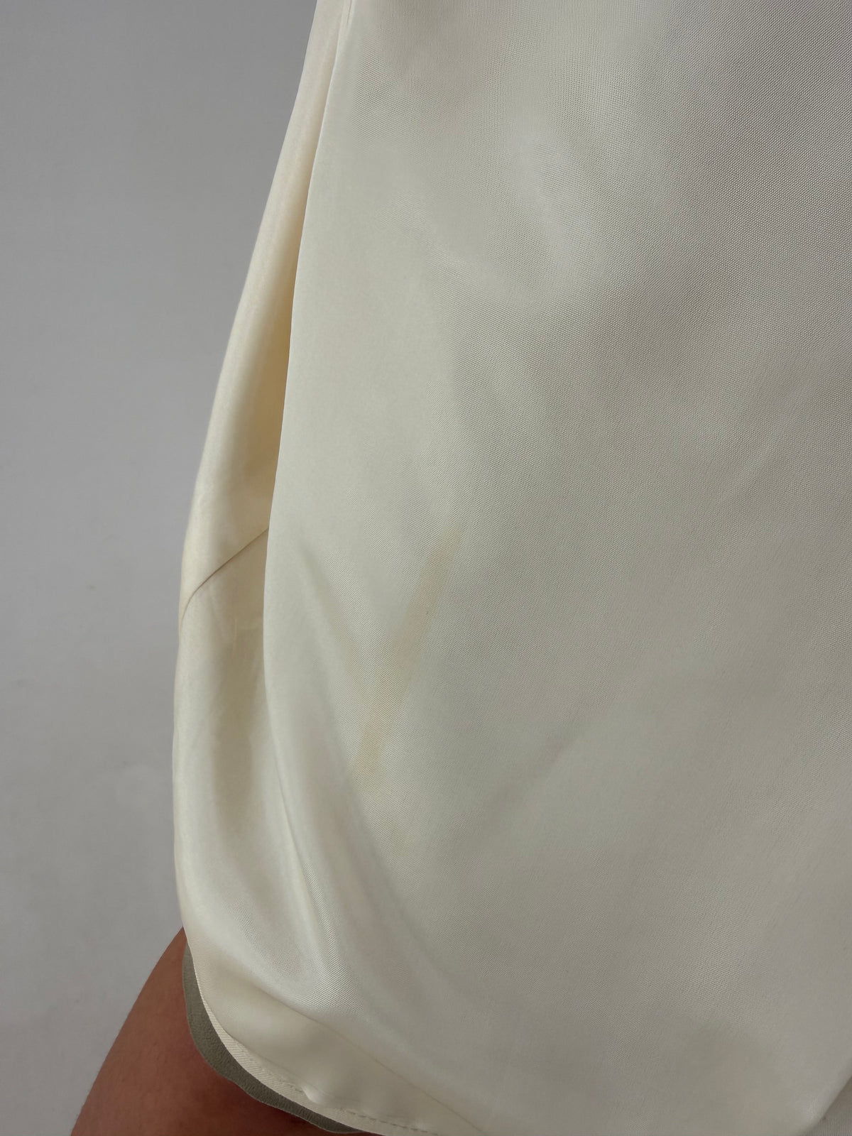 Jacheta vintage din lana extrafina butter white cu închidere bijuterie metalică
