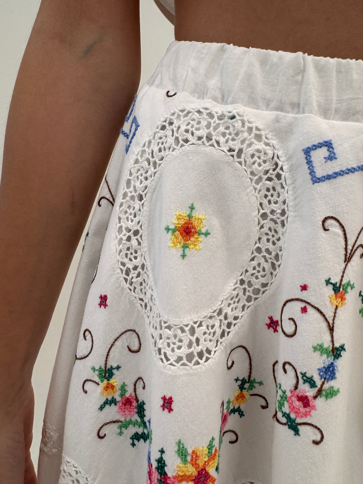 Set vintage bijuterie cu broderie manuală colorată și macrame manual din panza