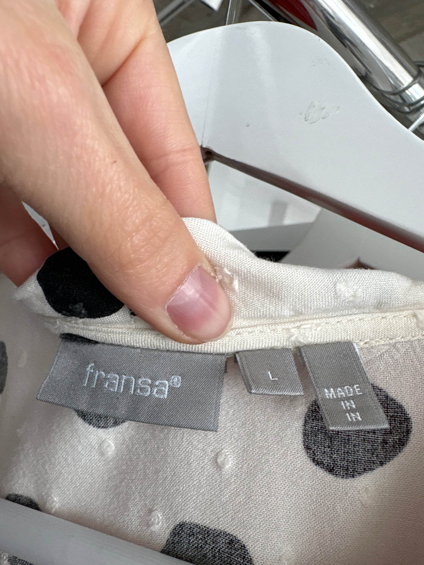 Rochie cu aspect petrecut  cu buline negre și talie marcată midi lung